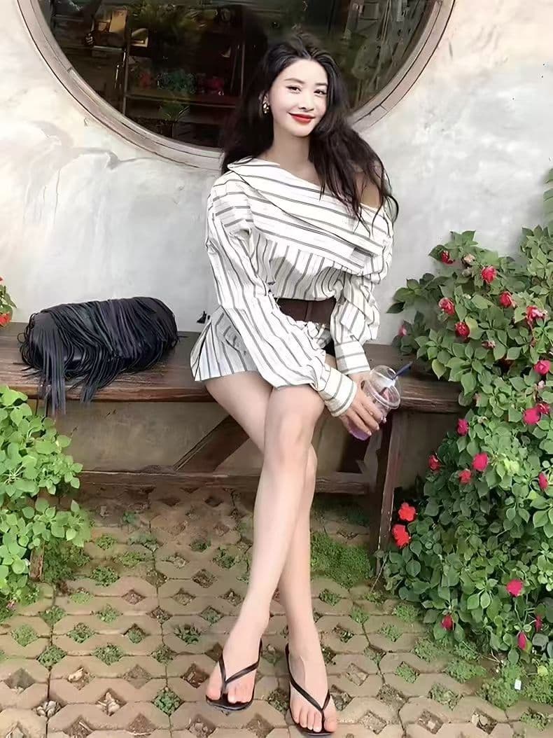 품격 미니멀리즘 비스듬한 어깨 스트라이프 긴팔 여성 셔츠 2026 가을 새로운 고급 셔츠 반바지 투피스 세트 상세 이미지 4