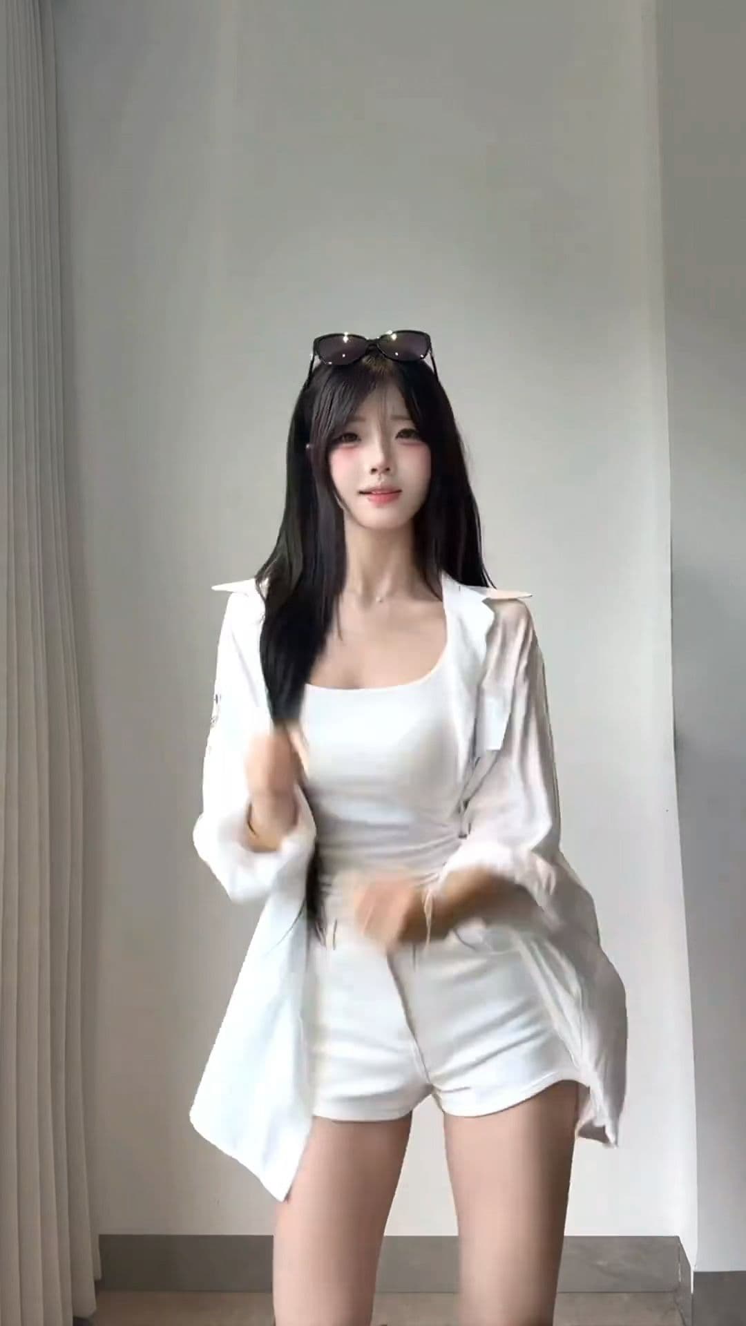 가을 새로운 품격 타이트 나비 매듭 캐미솔 긴팔 쇼트 스타일 오픈 가디건 여가 반바지 세 조각 세트 여성 트렌디 상세 이미지 1