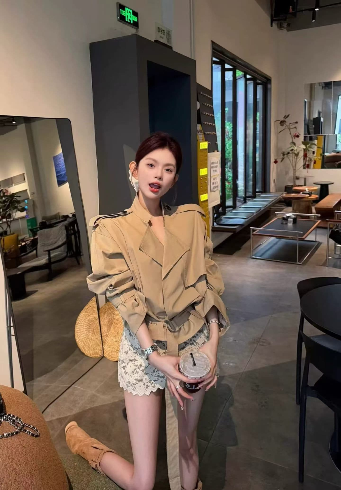 2026 이른 가을 전체 집합 ootd 착용 가져 가라. 오래된 돈 바람 고급 센스 카키 색 바람막이 화이트 레이스 반바지 세트 이미지 4
