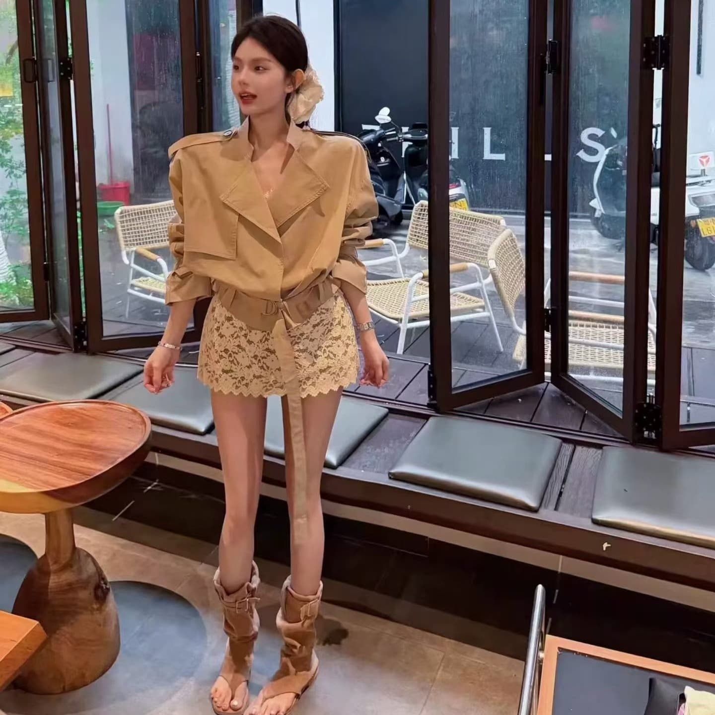 2026 이른 가을 전체 집합 ootd 착용 가져 가라. 오래된 돈 바람 고급 센스 카키 색 바람막이 화이트 레이스 반바지 세트 이미지 5