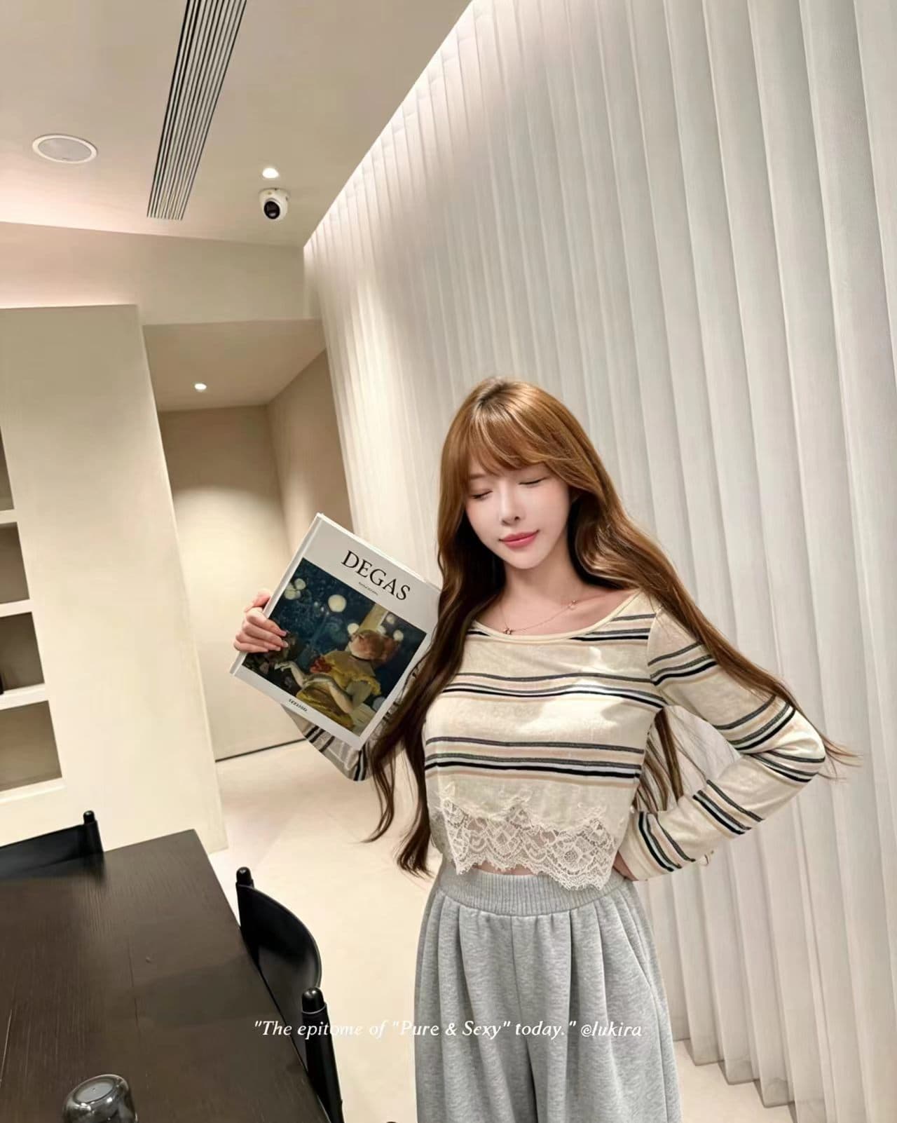 가을 새로운 패션 레이스 조각 스트라이프 자수 맨위 슬림해 보이는 운동 와이드 레그 팬츠 세트 투피스 세트 이미지 3