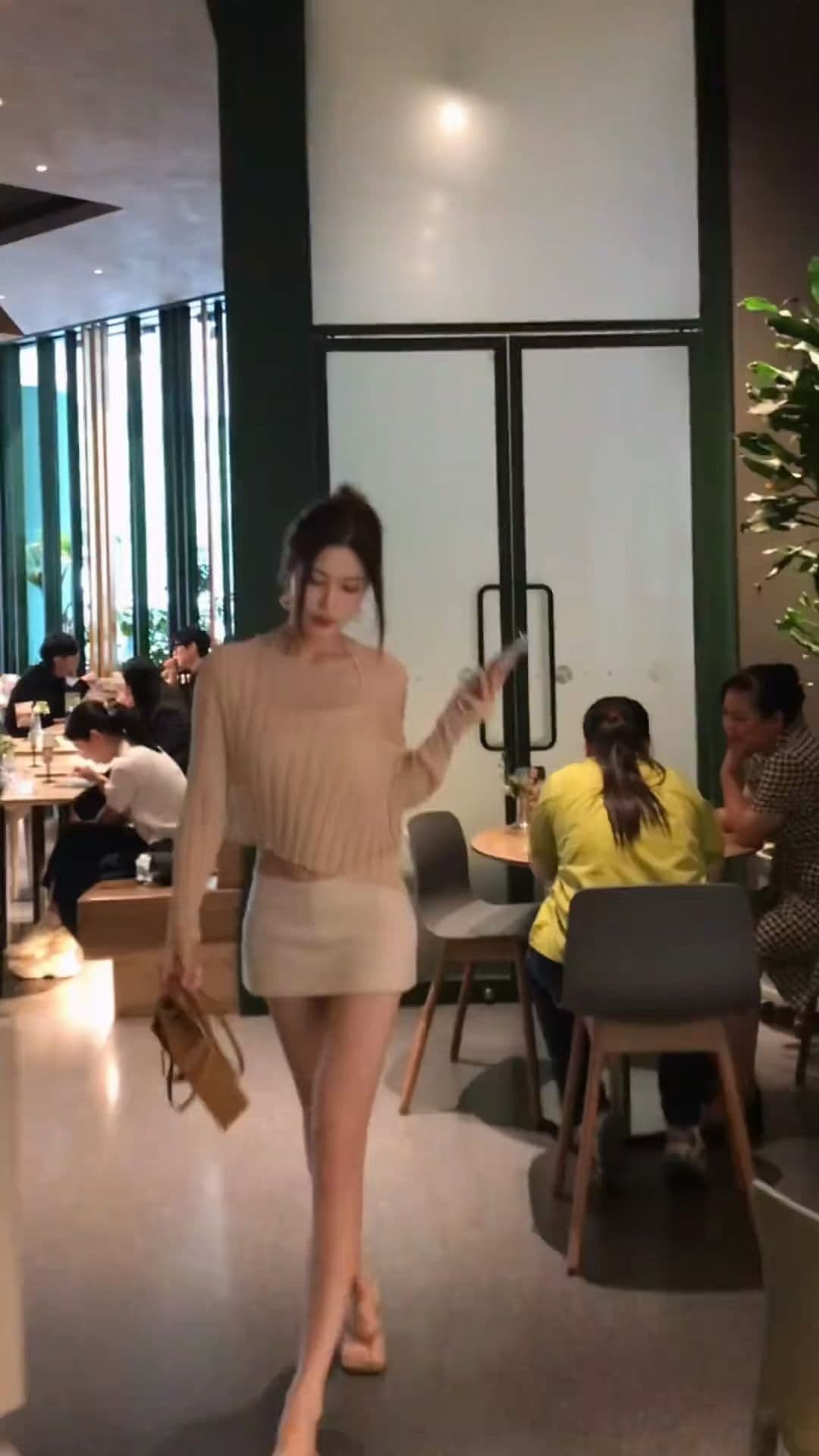 핫걸 레트로 섹시함 살구 색상 비스듬한 어깨 칼라 긴팔 블라우스 가을 순수한 욕망 바람 타이트 스커트 짧은 조끼 3종 세트 이미지 2