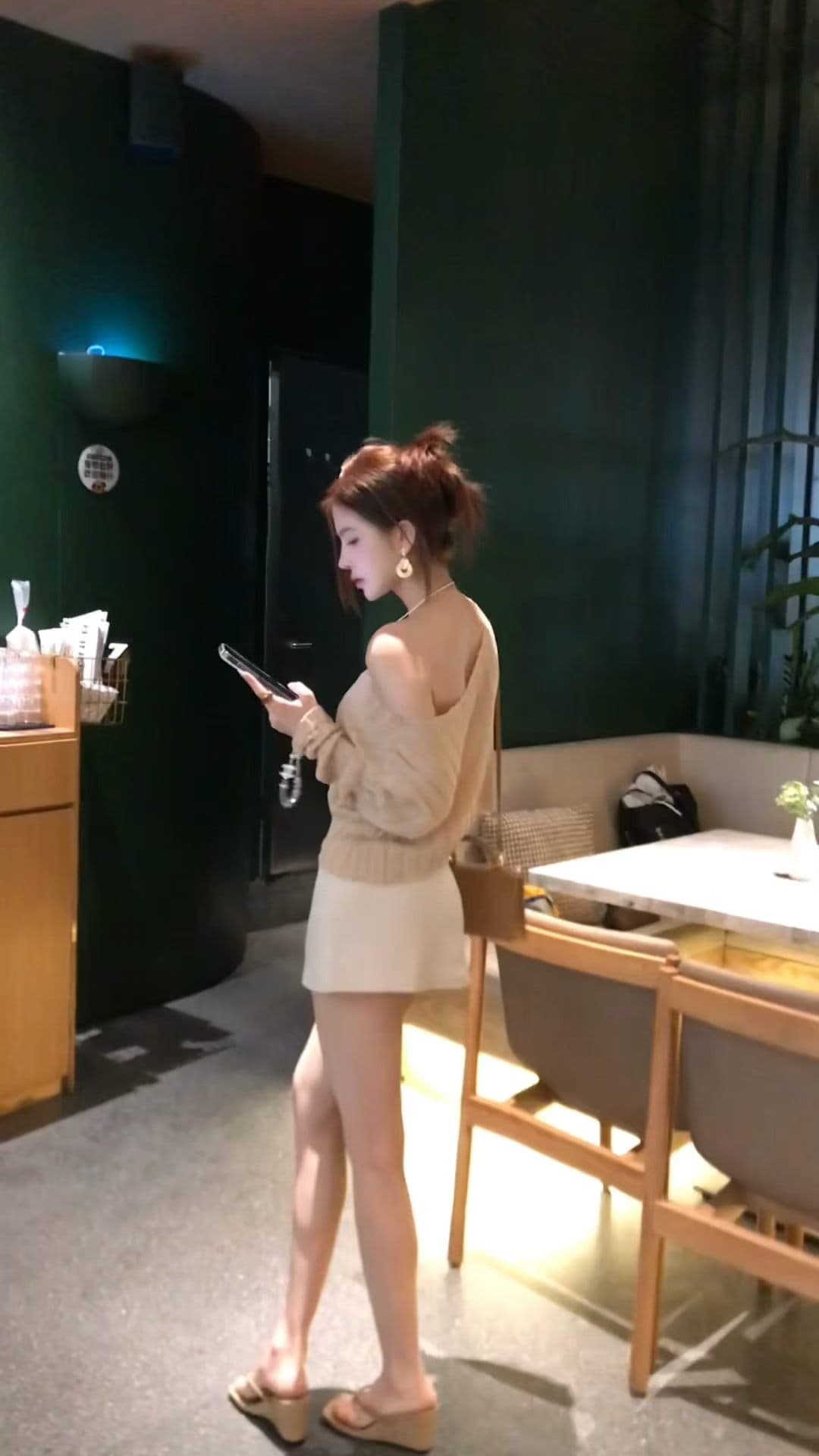 핫걸 레트로 섹시함 살구 색상 비스듬한 어깨 칼라 긴팔 블라우스 가을 순수한 욕망 바람 타이트 스커트 짧은 조끼 3종 세트 상세 이미지 6