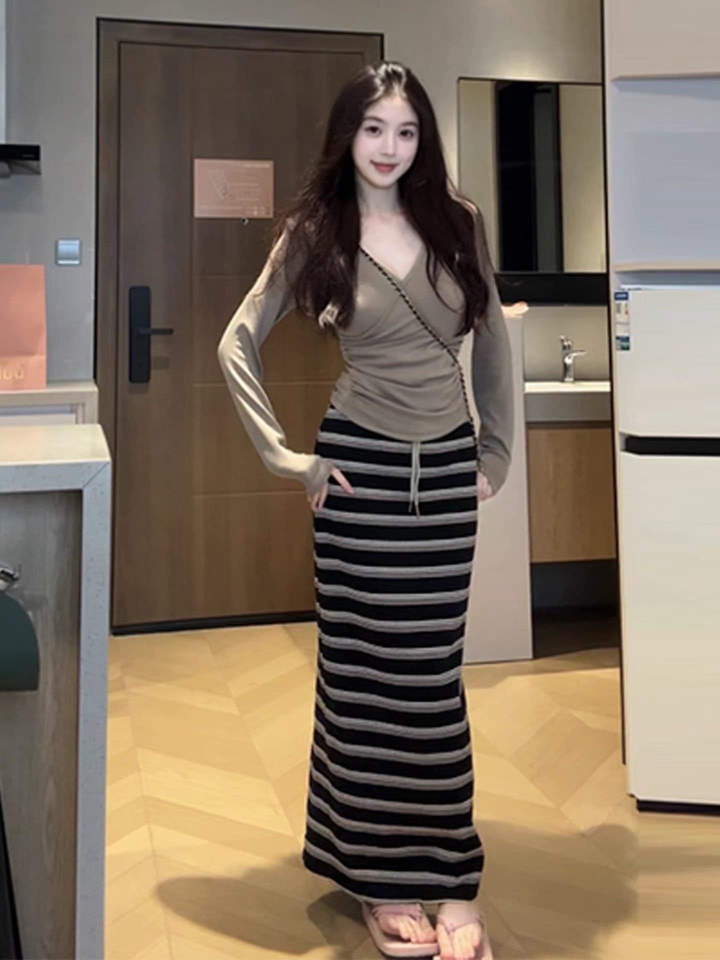스트라이프 세트 여성 26 이른 가을 한국 스타일 순수한 욕망 슬림해 보이는 깊은 V 넥 디자인 센스 긴팔 티셔츠 롱 스커트 투피스 세트 상세 이미지 9