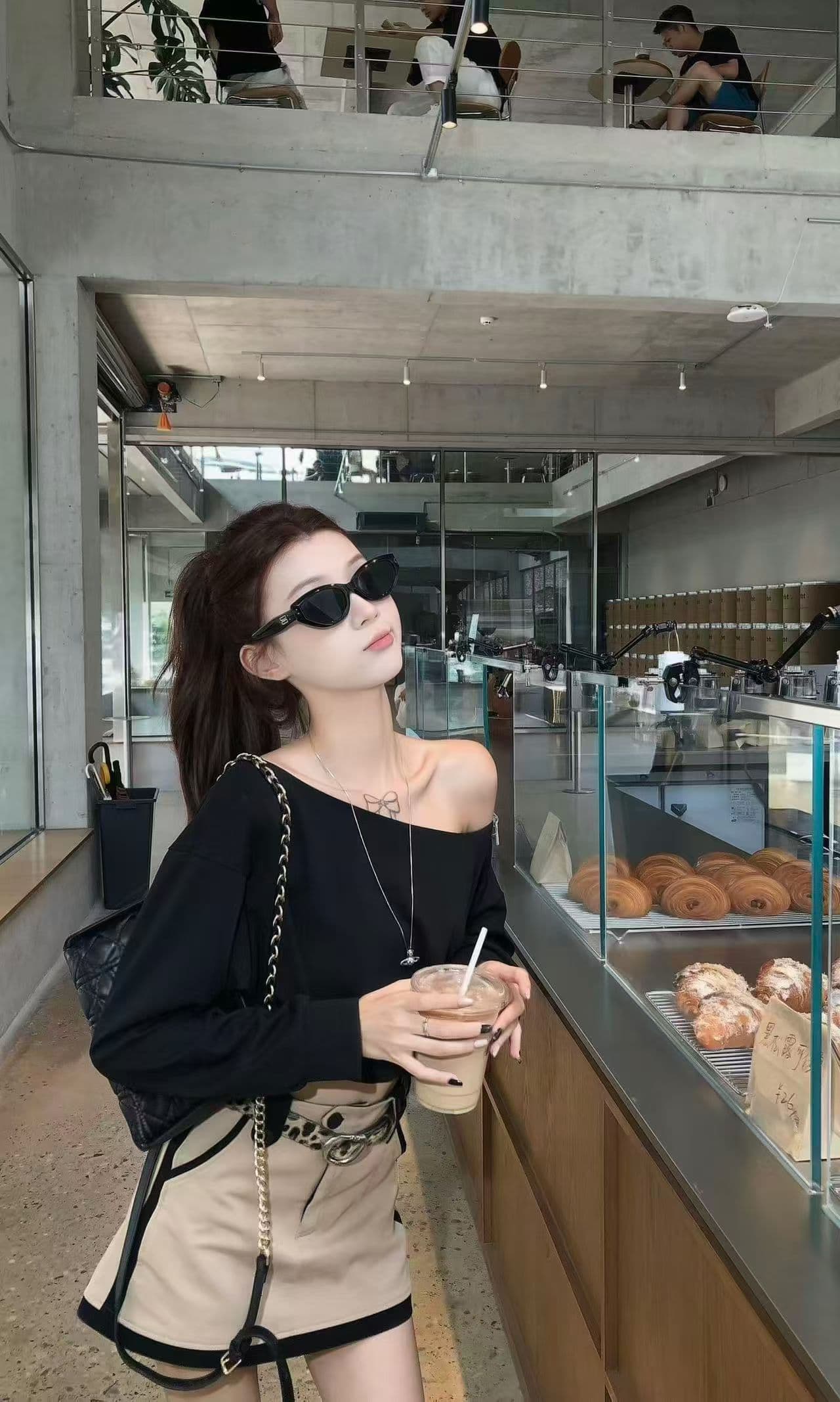 이른 가을 느슨함 센스 로얄 자매 팬 디자인 센스 검정색 비스듬한 칼라 오프숄더 긴팔 배색 반신 치마 세트 여성 트렌디 이미지 3