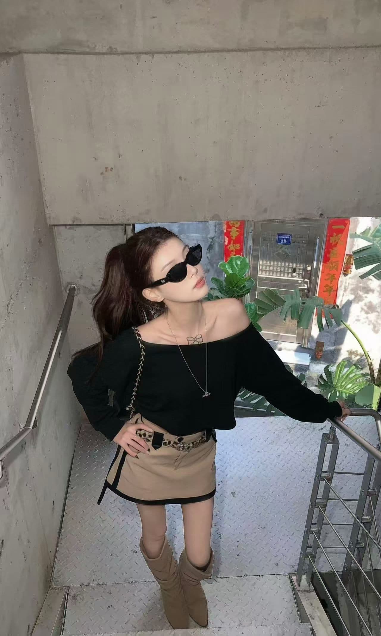 이른 가을 느슨함 센스 로얄 자매 팬 디자인 센스 검정색 비스듬한 칼라 오프숄더 긴팔 배색 반신 치마 세트 여성 트렌디 이미지 2