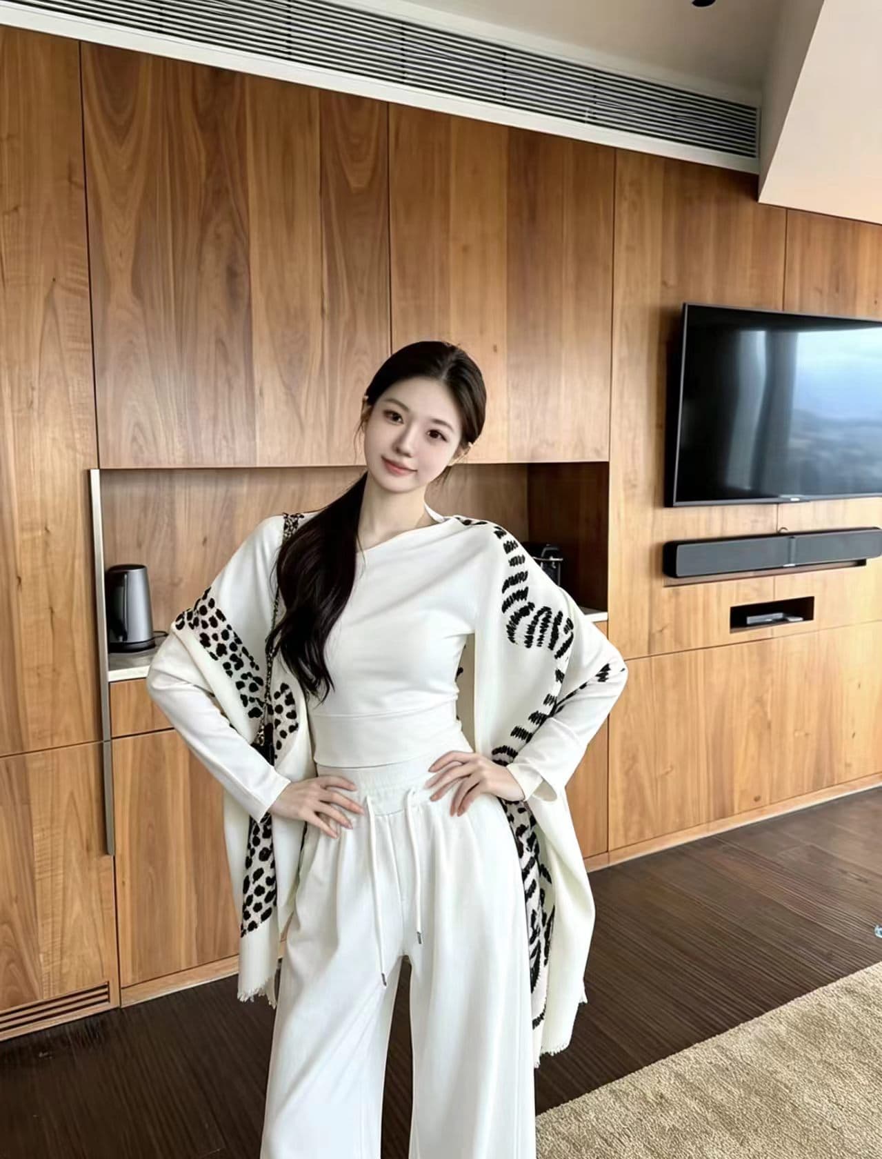 신년 세련된 느긋한 표범 프린트 숄 비스듬한 어깨 쇼트 스타일 맨위 허리밴드 캐주얼 바지 3 세트 이미지 4