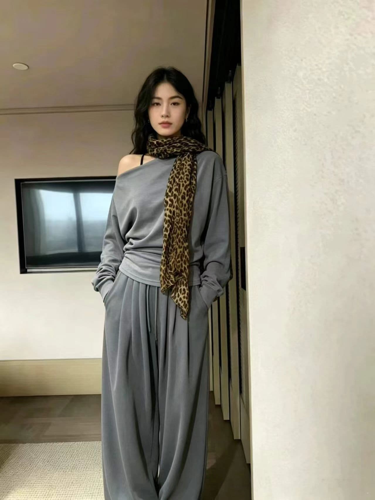 새로운 핫걸 디자인 센스 비스듬한 칼라 오프숄더 루즈핏 허리 수축 맨위 허리밴드 와이드 레그 팬츠 투피스 세트 이미지 4