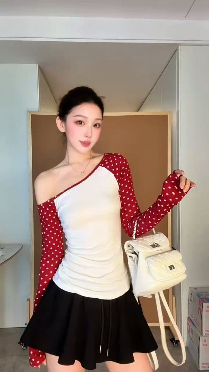 삼색 도트 무늬 비스듬한 어깨 긴팔 티셔츠 여성 몸매 가꾸기 슬림해 보이는 디자인 센스 맨위 반신 스커트 투피스 세트 상세 이미지 1