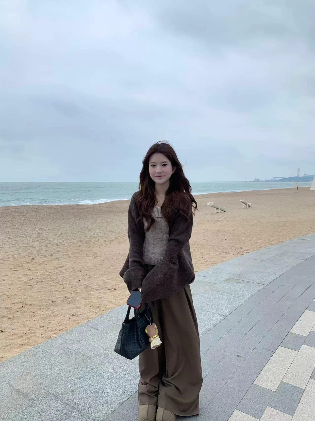 2025 가을 겨울 새로운 패션 항구 바람을 피우다 롱 코트 홀로우 아웃 니트 와우 오. 세트 행침 목 조끼 와이드 레그 팬츠 3종 세트 상세 이미지 2