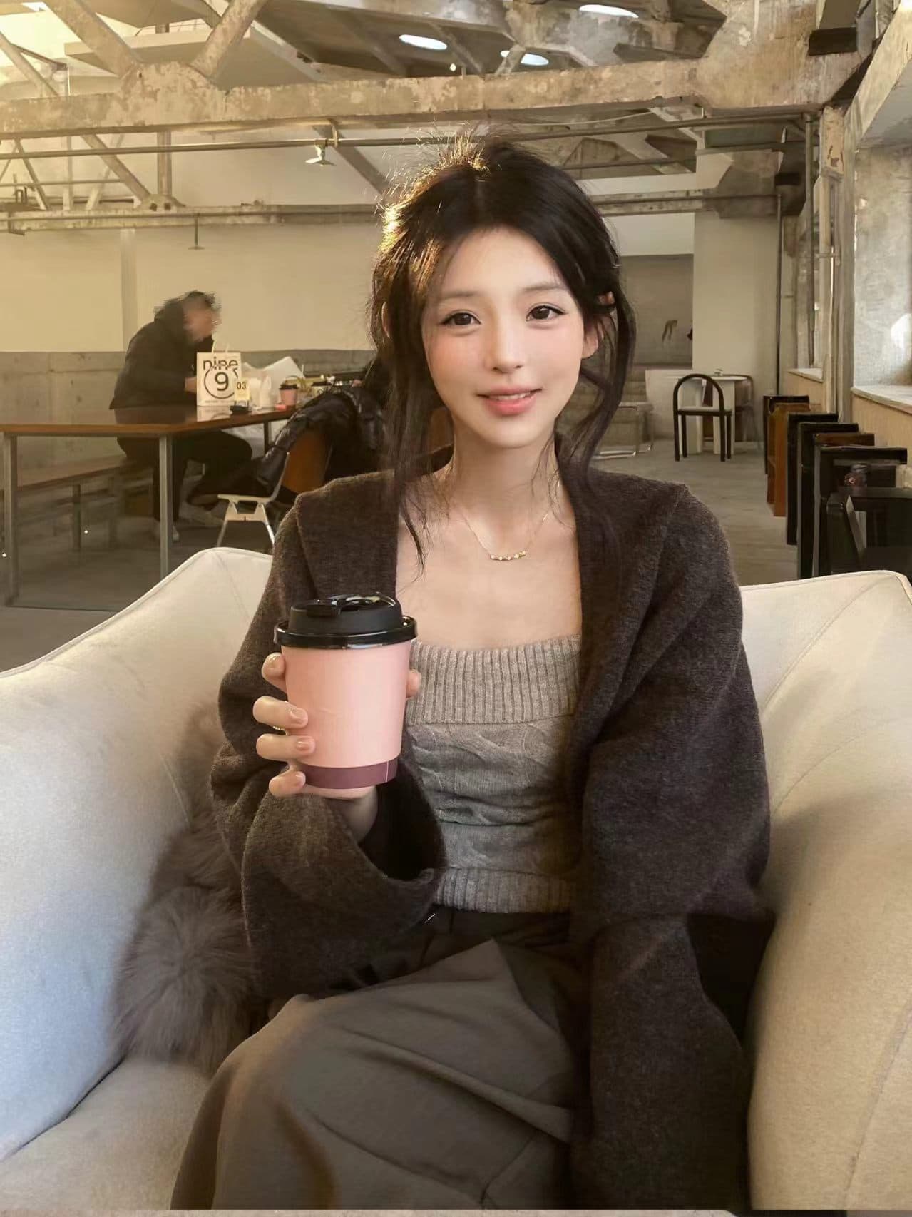 2025 가을 겨울 새로운 패션 항구 바람을 피우다 롱 코트 홀로우 아웃 니트 와우 오. 세트 행침 목 조끼 와이드 레그 팬츠 3종 세트 상세 이미지 3