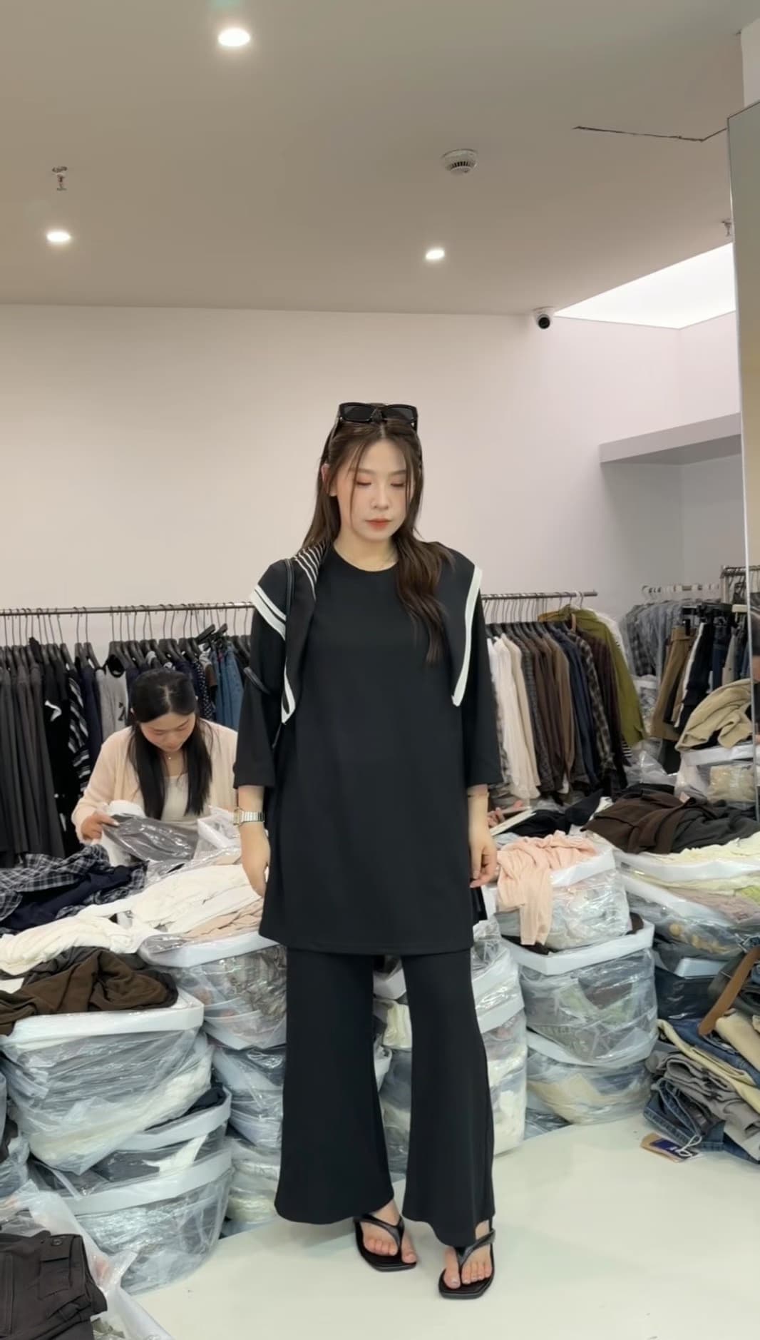 어두운 회색 루즈핏 캐주얼 세트 여성 2026 이른 가을 새로운 슬림해 보이는 풀오버 티셔츠 맨위 와이드 레그 팬츠 투피스 세트 이미지 2