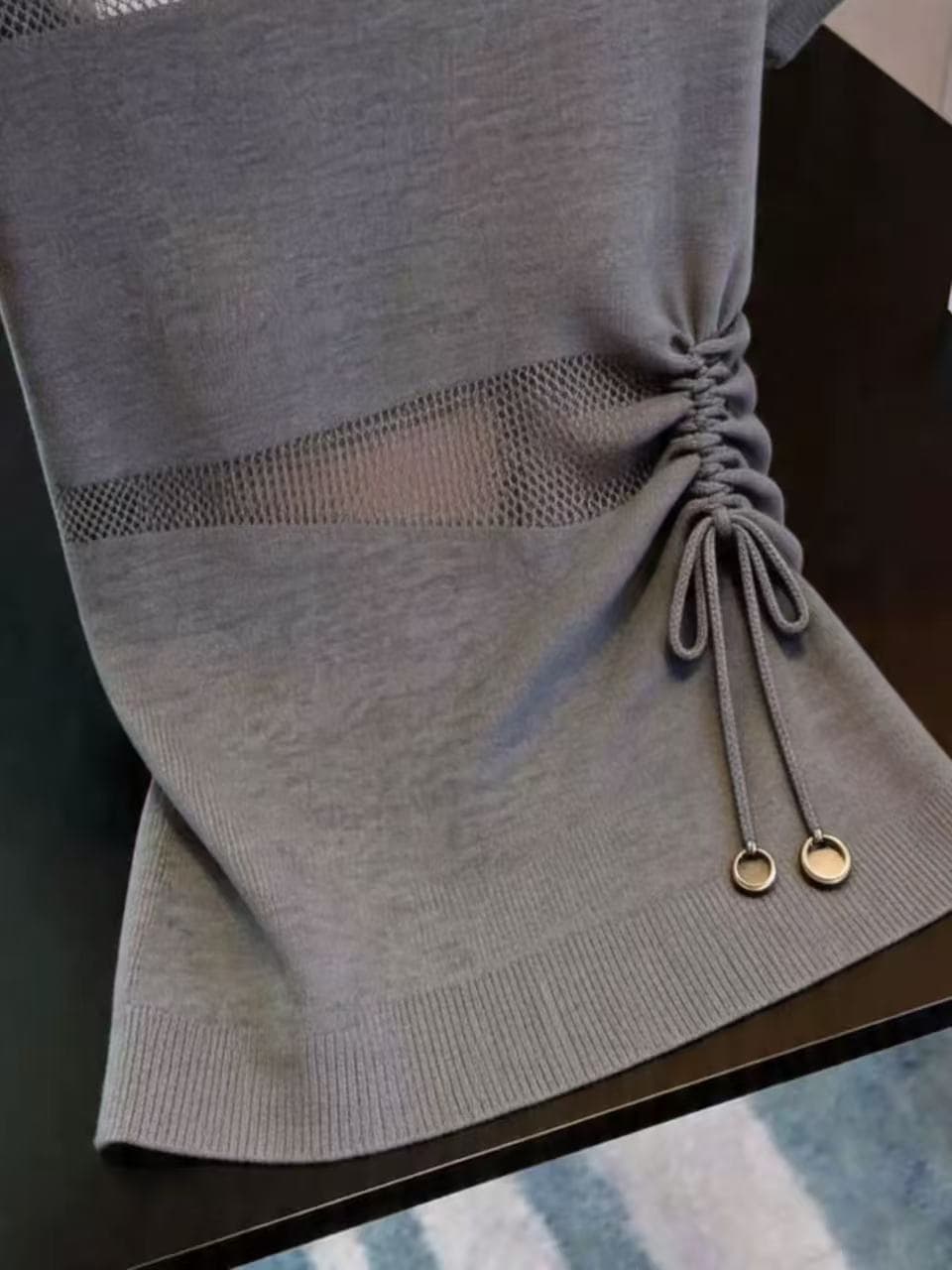 한 부서 서리가 내린 부서 고유 한 Chic 회색 홀로우 아웃 반팔 티셔츠 여성 2026 여름 새로운 고유 한 아름다운 맨위 이미지 3