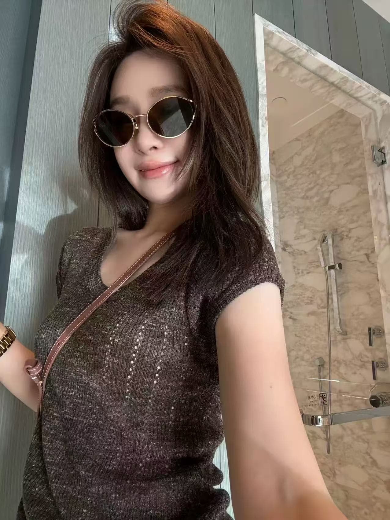 익스트림 제인 바람 u 칼라 빌딩 빈 반팔 니트 티셔츠 여성 여름 2026 새로운 몸매 가꾸기 슬림해 보이는 디자인 센스 작은 대중 맨위 이미지 3