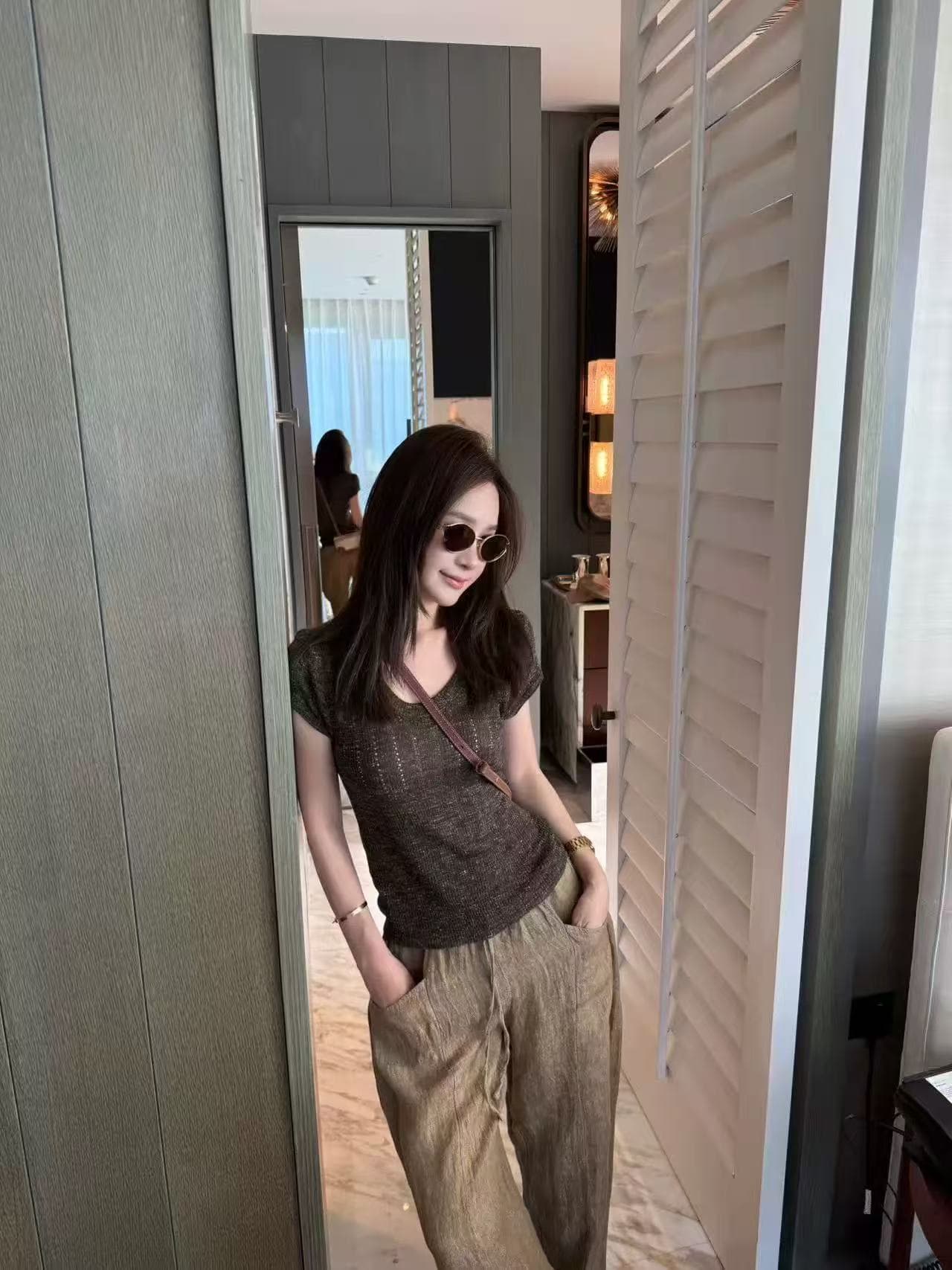 익스트림 제인 바람 u 칼라 빌딩 빈 반팔 니트 티셔츠 여성 여름 2026 새로운 몸매 가꾸기 슬림해 보이는 디자인 센스 작은 대중 맨위 이미지 4