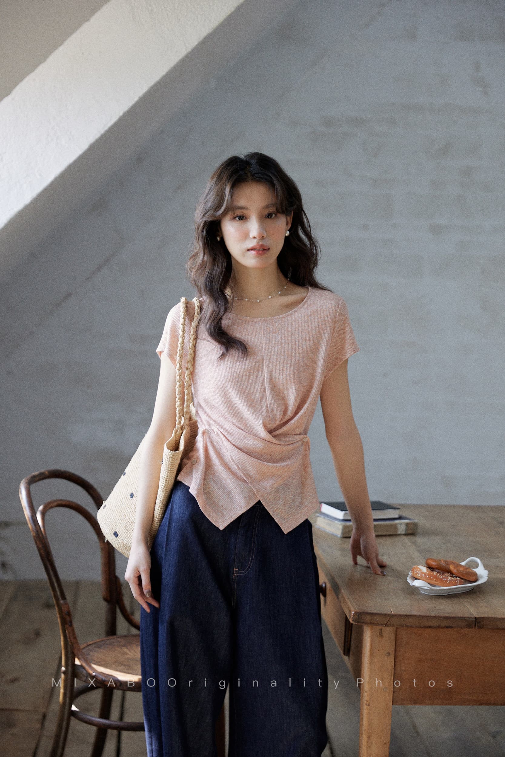 mixabo 느슨함 센스 핑크색 비틀림 티셔츠 여성 여름 쇼트 스타일 디자인 센스 불규칙 밑단 반팔 라운드 넥 맨위 상세 이미지 21