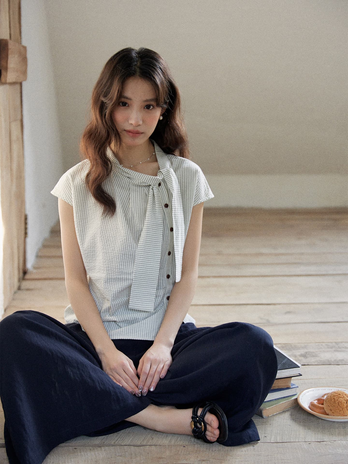 mixabo 일상 세로 줄무늬 반팔 여성 셔츠 여름 면 소재 비대칭 디자인 센스 리본 칼라 심지어 어깨 소매 맨위 이미지 2