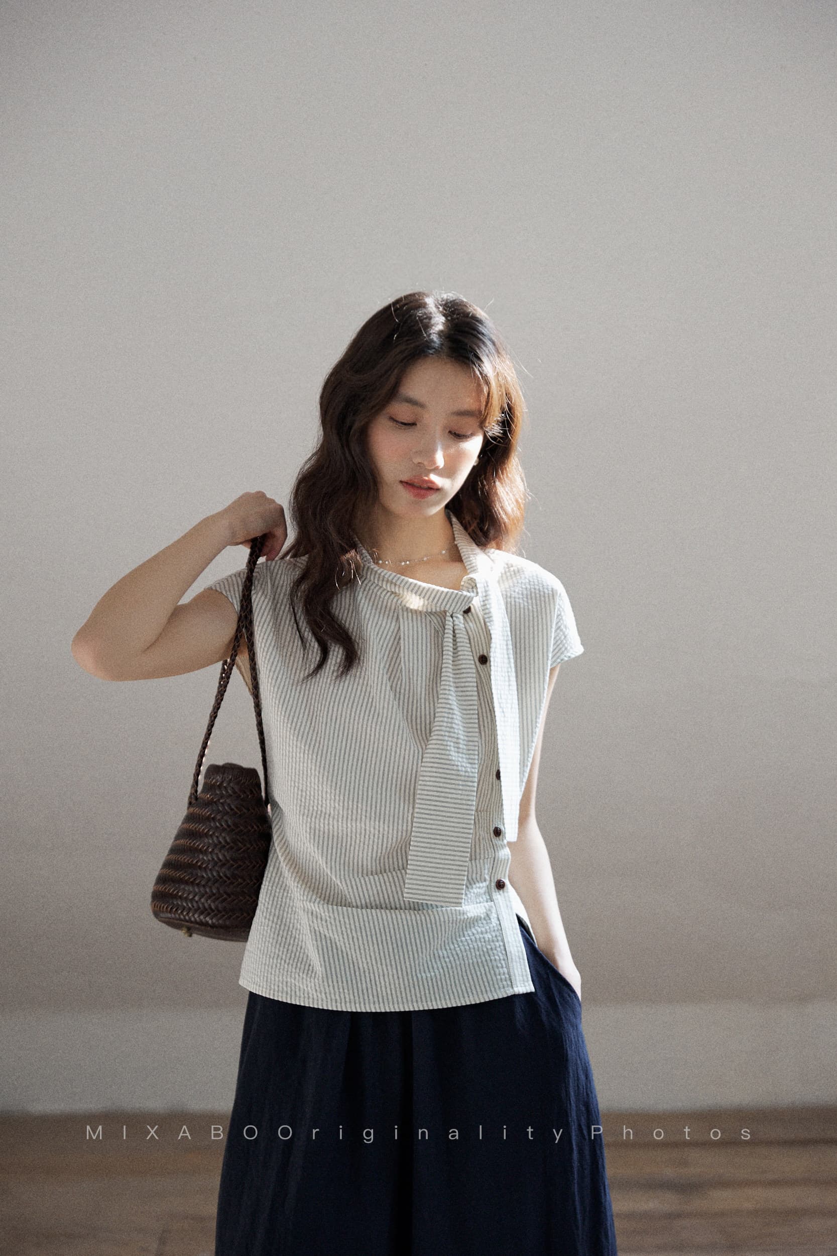 mixabo 일상 세로 줄무늬 반팔 여성 셔츠 여름 면 소재 비대칭 디자인 센스 리본 칼라 심지어 어깨 소매 맨위 상세 이미지 2