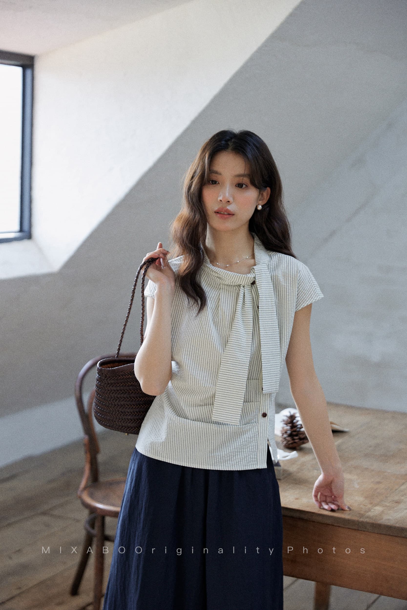 mixabo 일상 세로 줄무늬 반팔 여성 셔츠 여름 면 소재 비대칭 디자인 센스 리본 칼라 심지어 어깨 소매 맨위 상세 이미지 3