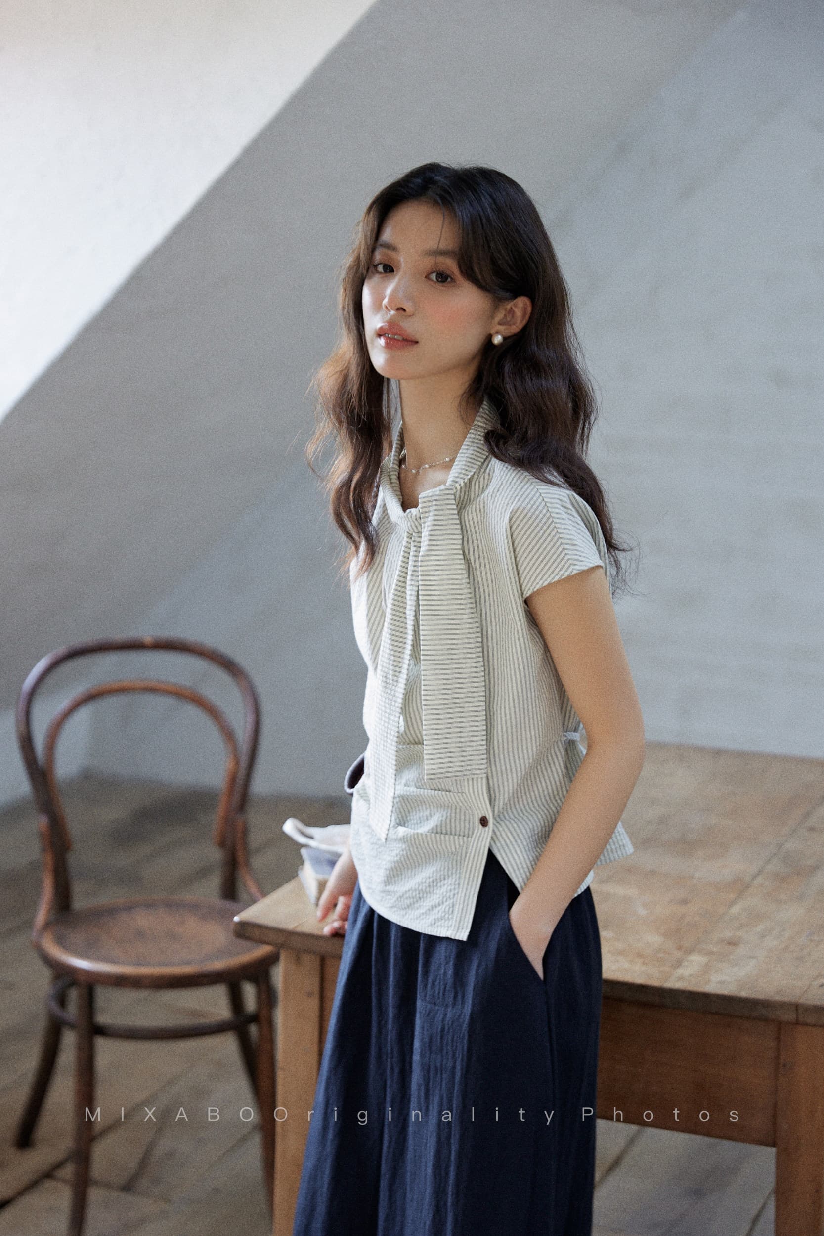 mixabo 일상 세로 줄무늬 반팔 여성 셔츠 여름 면 소재 비대칭 디자인 센스 리본 칼라 심지어 어깨 소매 맨위 상세 이미지 5