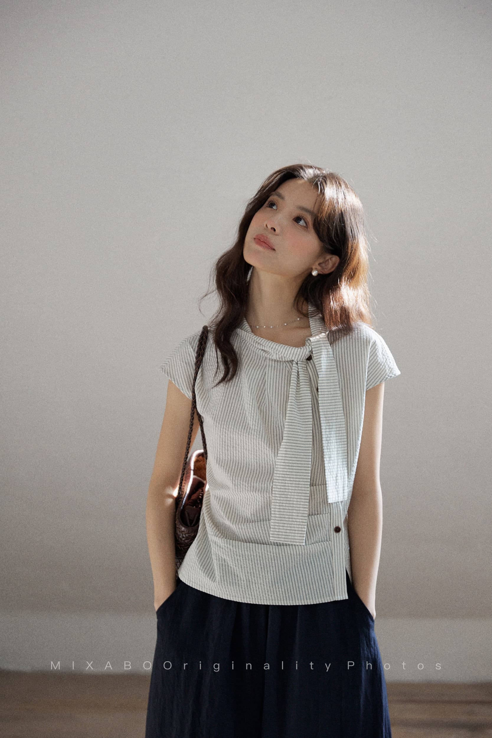 mixabo 일상 세로 줄무늬 반팔 여성 셔츠 여름 면 소재 비대칭 디자인 센스 리본 칼라 심지어 어깨 소매 맨위 상세 이미지 8