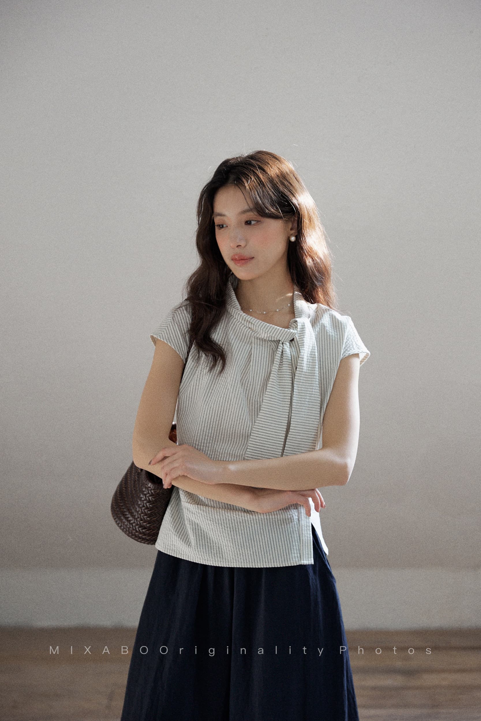 mixabo 일상 세로 줄무늬 반팔 여성 셔츠 여름 면 소재 비대칭 디자인 센스 리본 칼라 심지어 어깨 소매 맨위 상세 이미지 10