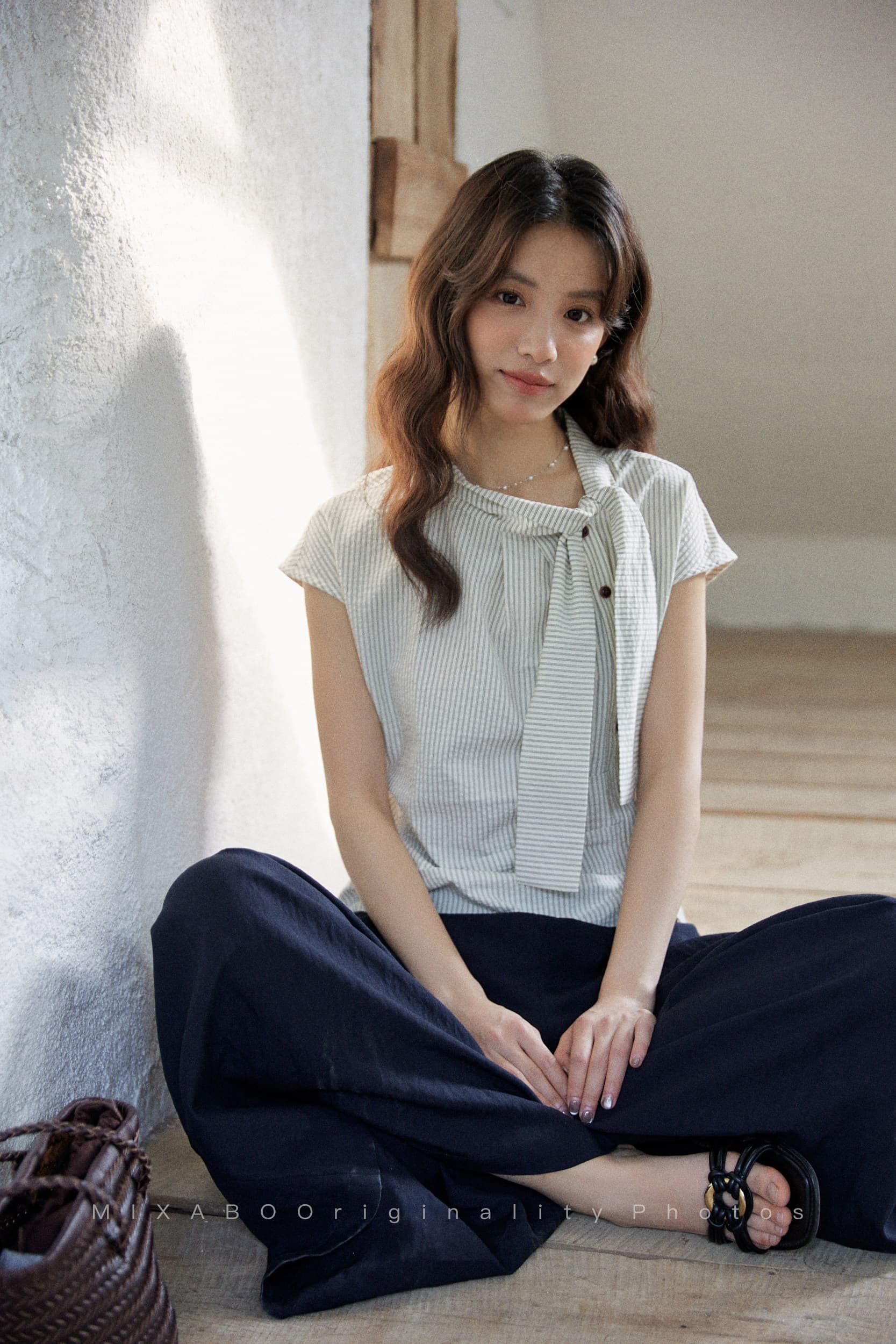 mixabo 일상 세로 줄무늬 반팔 여성 셔츠 여름 면 소재 비대칭 디자인 센스 리본 칼라 심지어 어깨 소매 맨위 상세 이미지 15