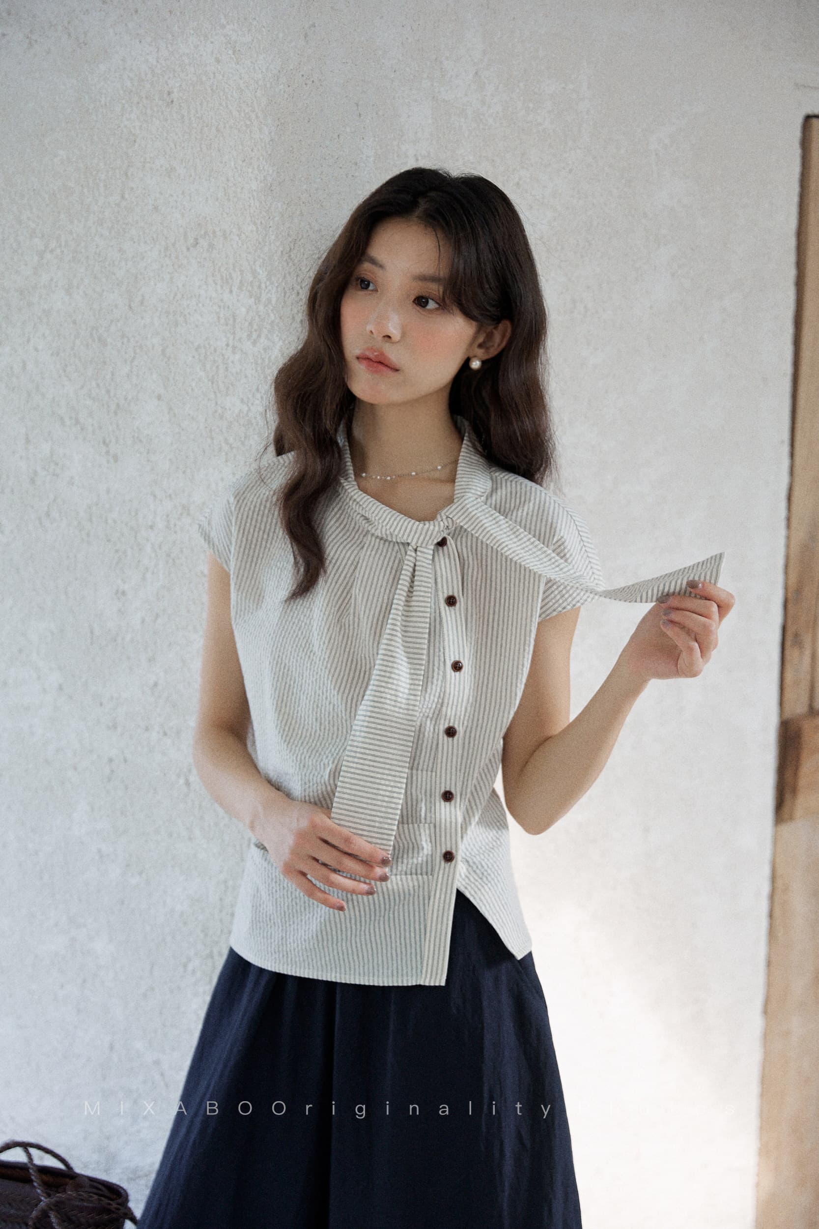mixabo 일상 세로 줄무늬 반팔 여성 셔츠 여름 면 소재 비대칭 디자인 센스 리본 칼라 심지어 어깨 소매 맨위 상세 이미지 17