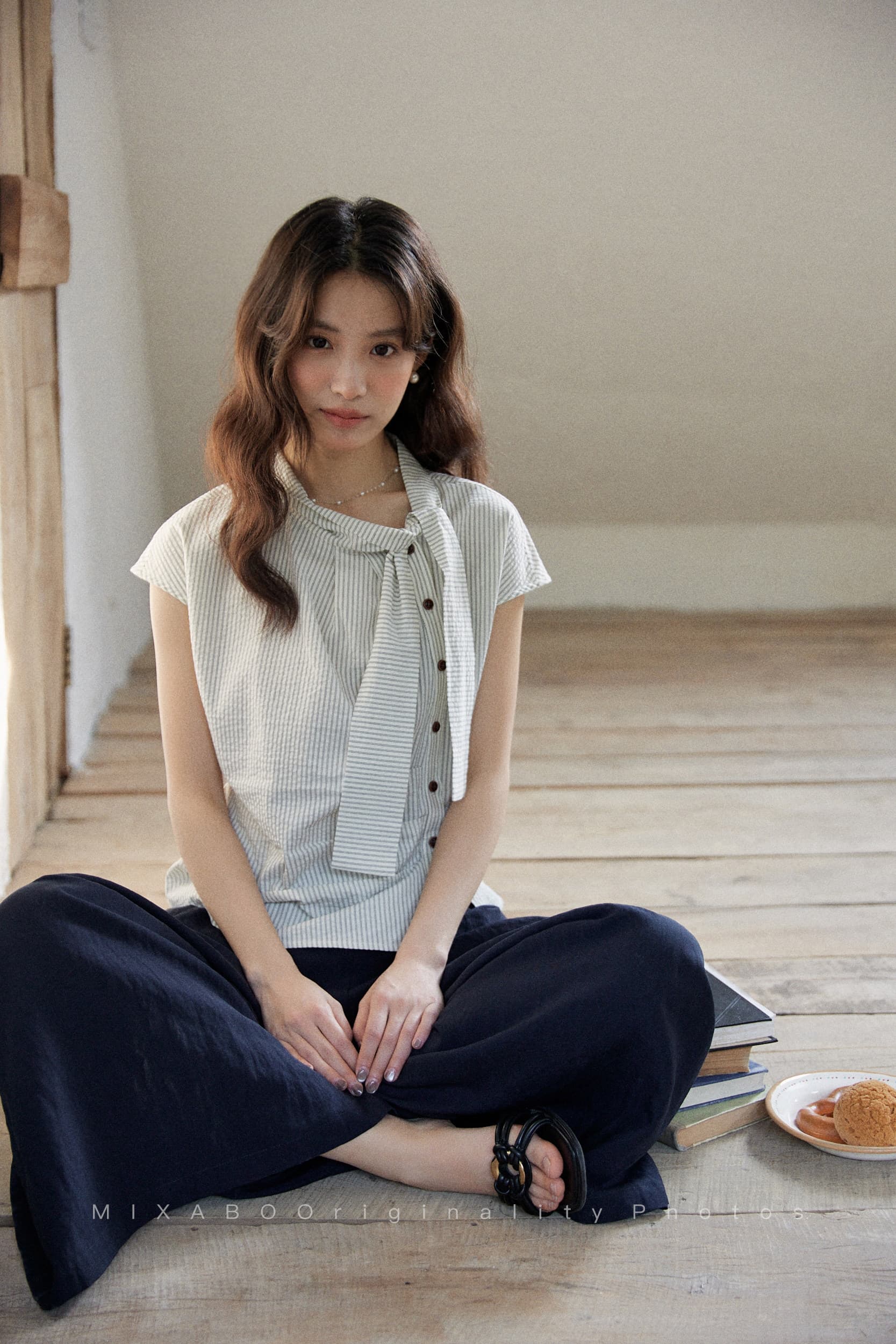 mixabo 일상 세로 줄무늬 반팔 여성 셔츠 여름 면 소재 비대칭 디자인 센스 리본 칼라 심지어 어깨 소매 맨위 상세 이미지 18