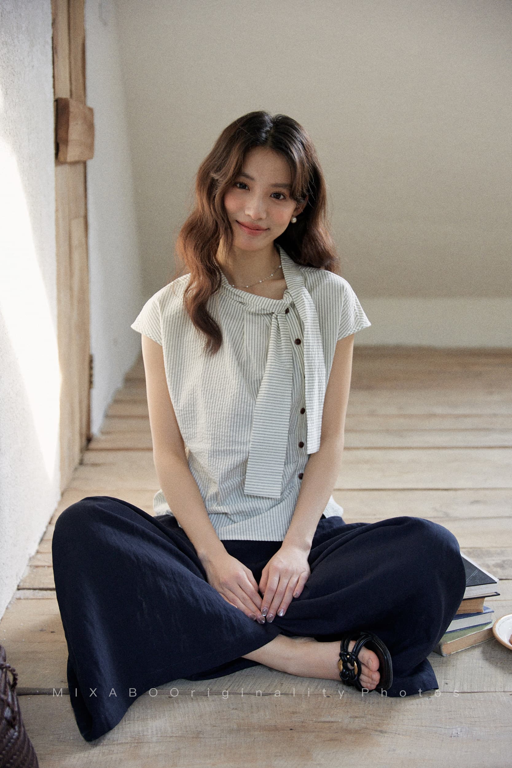 mixabo 일상 세로 줄무늬 반팔 여성 셔츠 여름 면 소재 비대칭 디자인 센스 리본 칼라 심지어 어깨 소매 맨위 상세 이미지 19