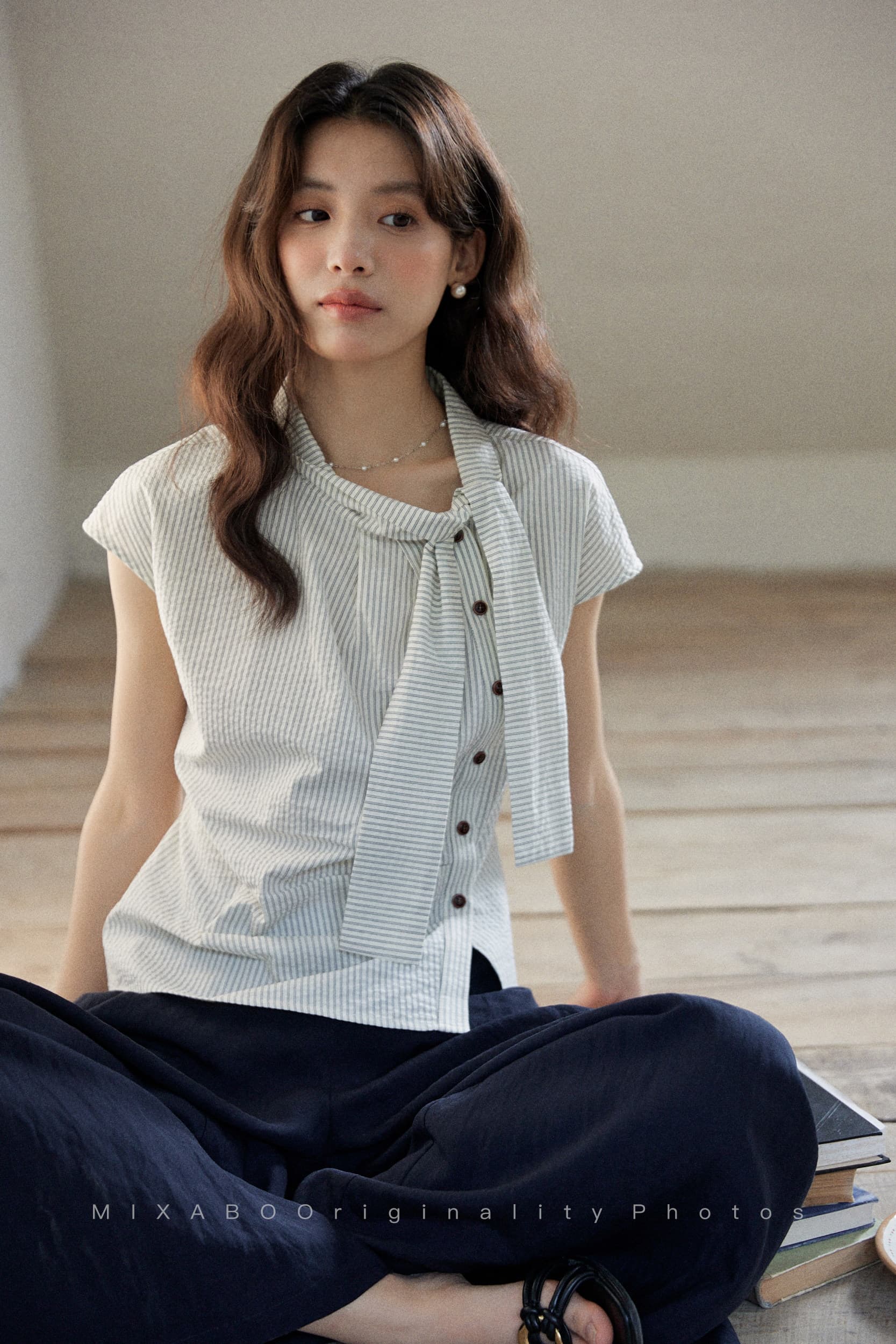 mixabo 일상 세로 줄무늬 반팔 여성 셔츠 여름 면 소재 비대칭 디자인 센스 리본 칼라 심지어 어깨 소매 맨위 상세 이미지 21