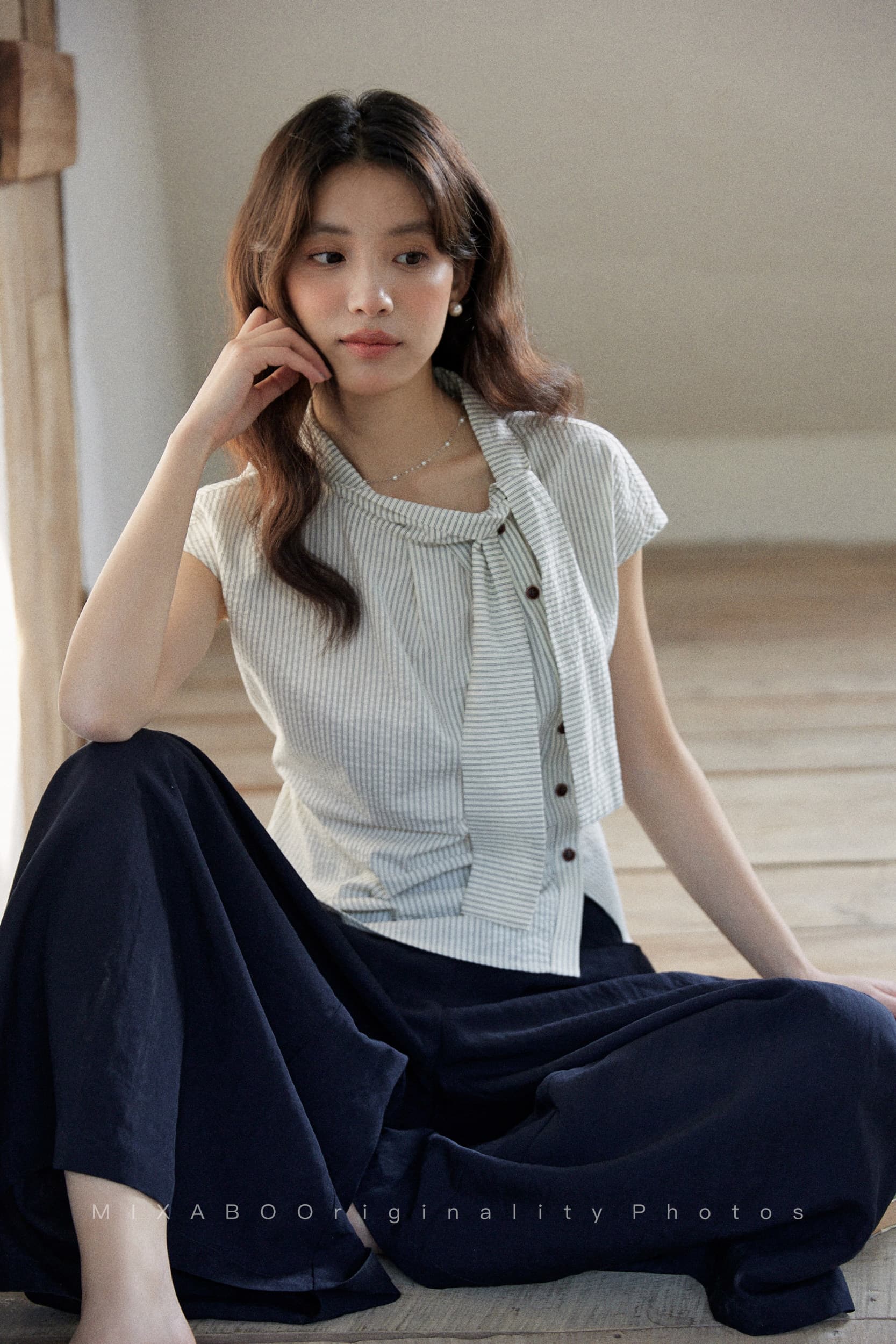 mixabo 일상 세로 줄무늬 반팔 여성 셔츠 여름 면 소재 비대칭 디자인 센스 리본 칼라 심지어 어깨 소매 맨위 상세 이미지 23