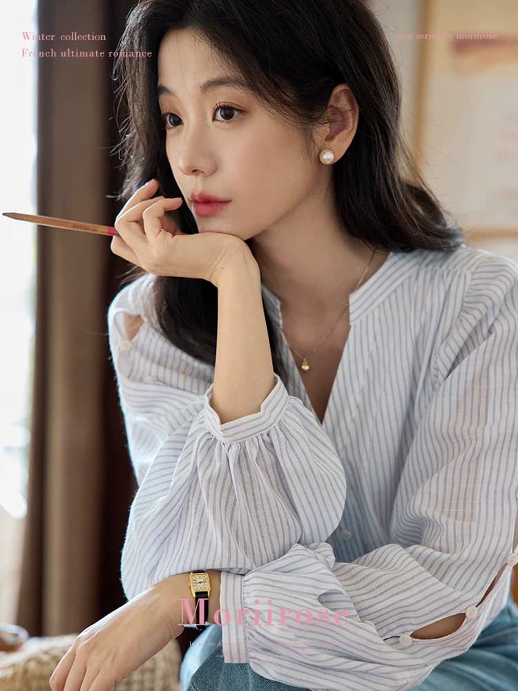 moriirose 파란색 스트라이프 V넥 벌룬 소매 홀로우 아웃 단추 여성 셔츠 가을 프랑스식 품격 루즈핏 맨위 이미지 2