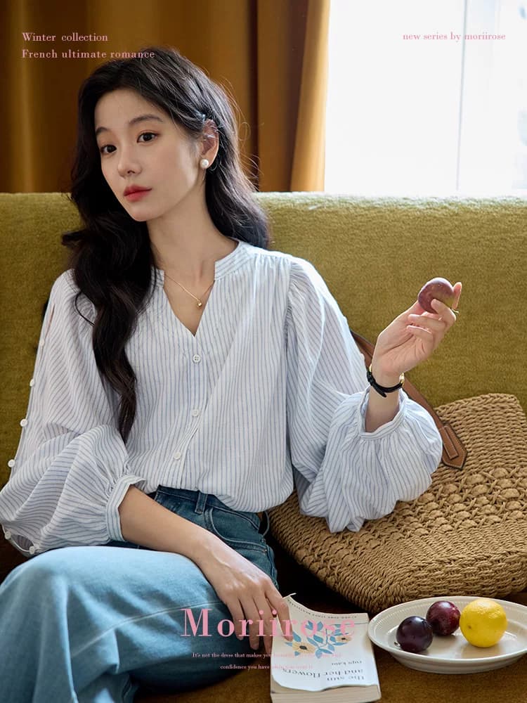 moriirose 파란색 스트라이프 V넥 벌룬 소매 홀로우 아웃 단추 여성 셔츠 가을 프랑스식 품격 루즈핏 맨위 이미지 4