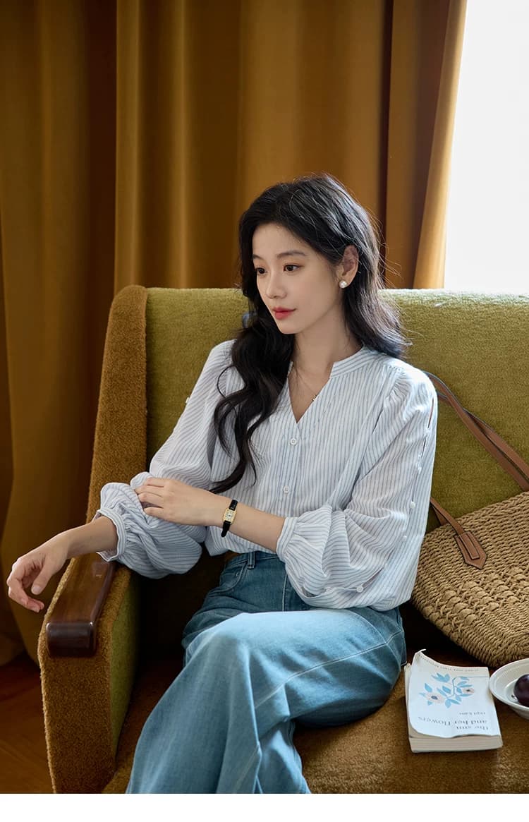 moriirose 파란색 스트라이프 V넥 벌룬 소매 홀로우 아웃 단추 여성 셔츠 가을 프랑스식 품격 루즈핏 맨위 상세 이미지 2