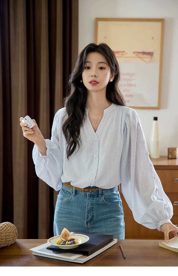 moriirose 파란색 스트라이프 V넥 벌룬 소매 홀로우 아웃 단추 여성 셔츠 가을 프랑스식 품격 루즈핏 맨위 상세 이미지 3