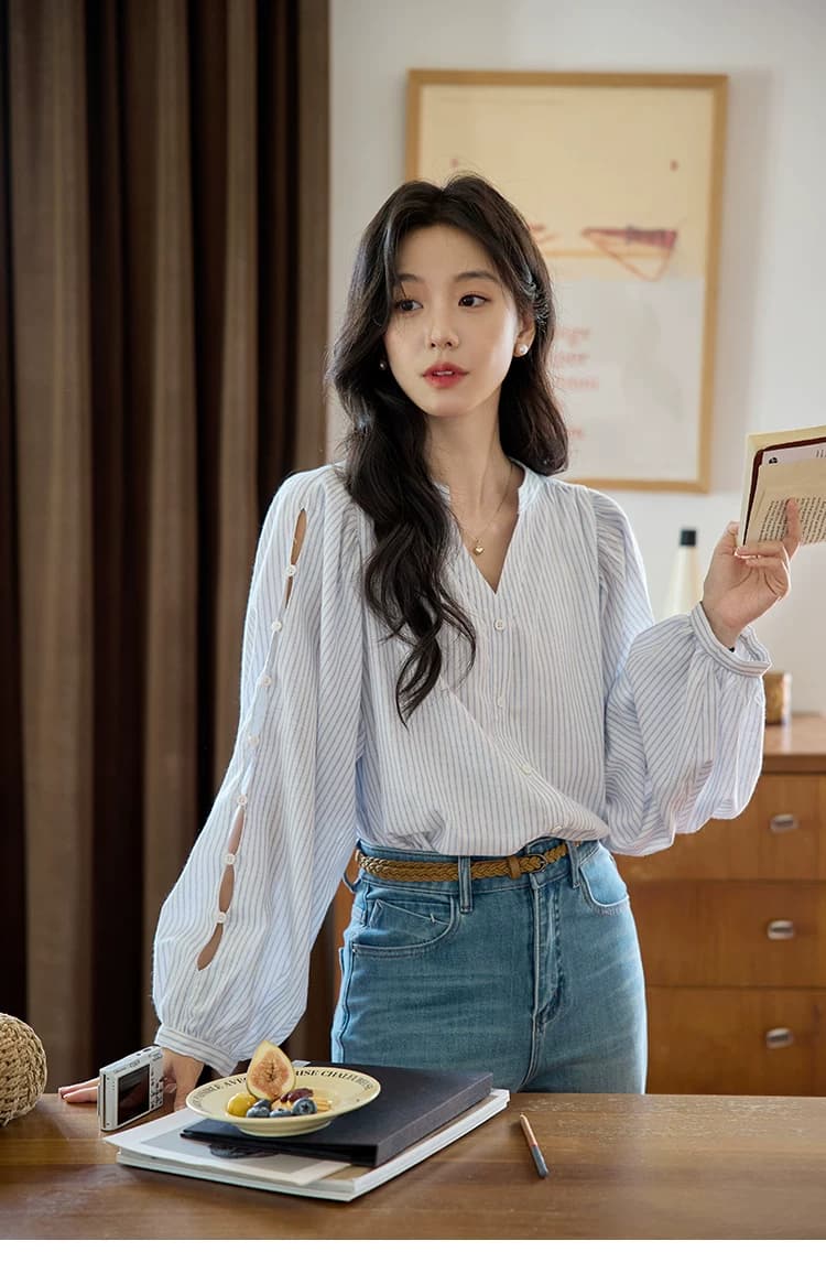 moriirose 파란색 스트라이프 V넥 벌룬 소매 홀로우 아웃 단추 여성 셔츠 가을 프랑스식 품격 루즈핏 맨위 상세 이미지 4