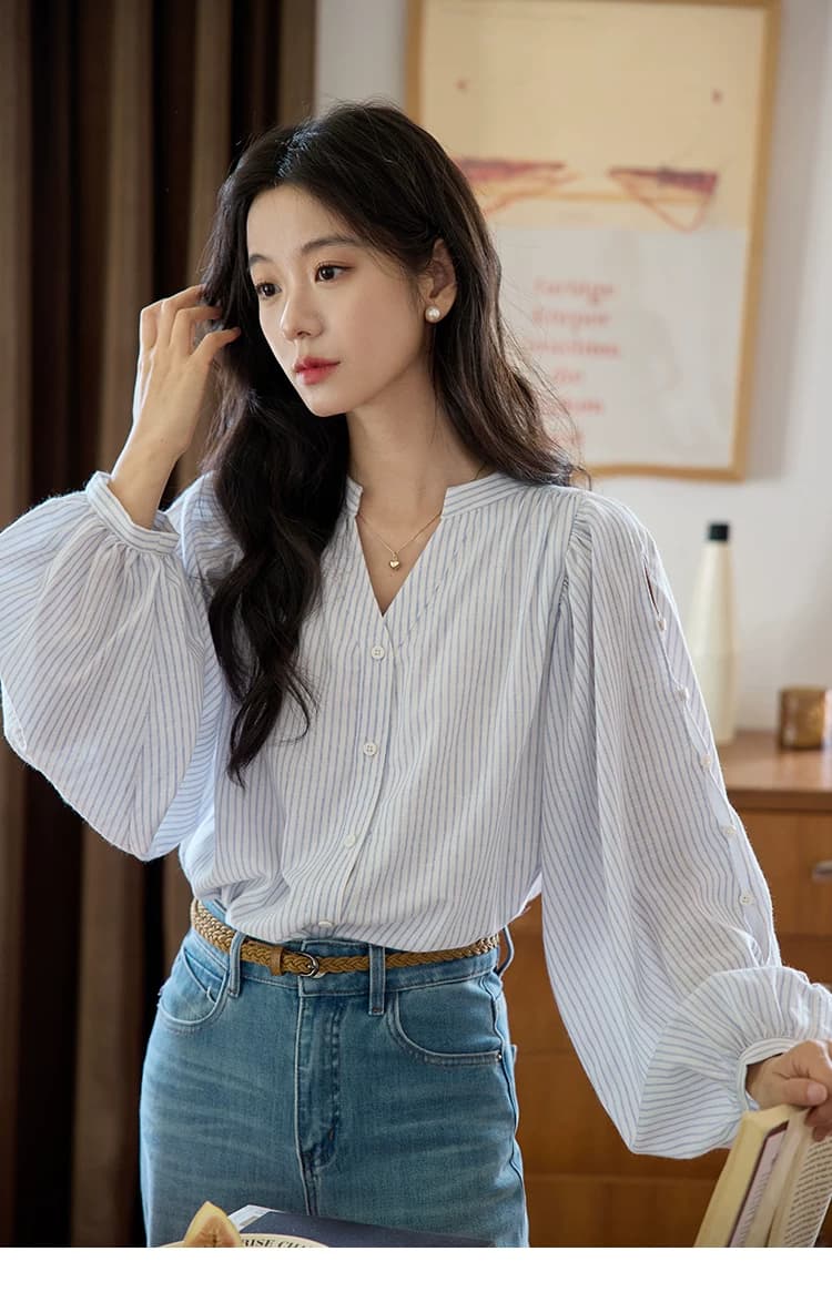 moriirose 파란색 스트라이프 V넥 벌룬 소매 홀로우 아웃 단추 여성 셔츠 가을 프랑스식 품격 루즈핏 맨위 상세 이미지 5