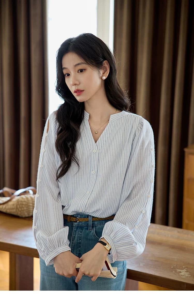 moriirose 파란색 스트라이프 V넥 벌룬 소매 홀로우 아웃 단추 여성 셔츠 가을 프랑스식 품격 루즈핏 맨위 상세 이미지 6