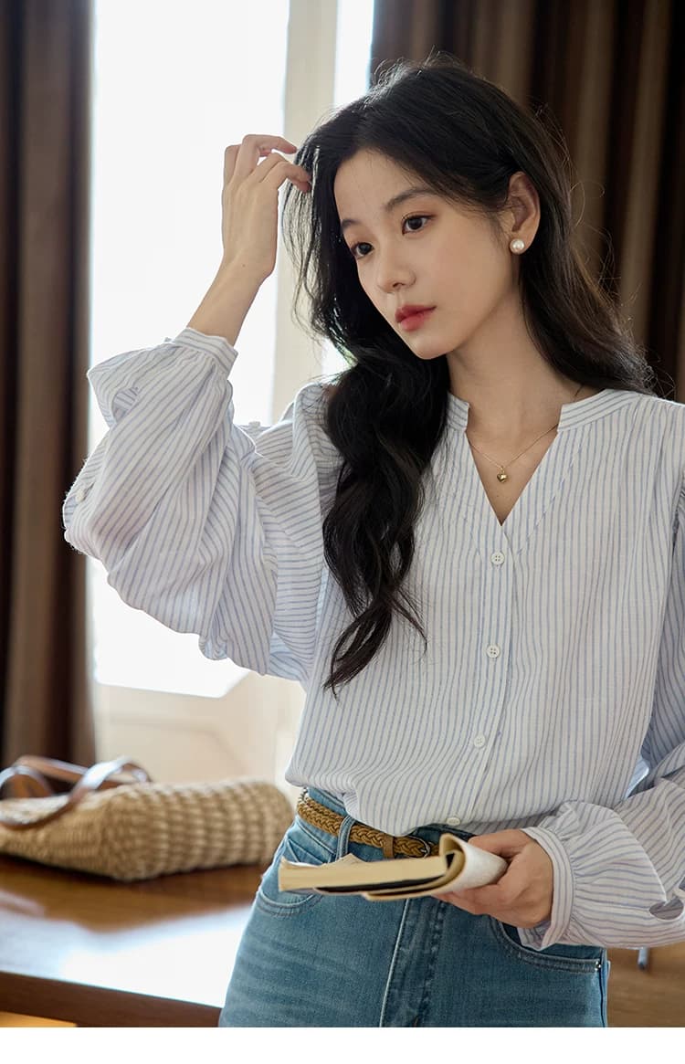 moriirose 파란색 스트라이프 V넥 벌룬 소매 홀로우 아웃 단추 여성 셔츠 가을 프랑스식 품격 루즈핏 맨위 상세 이미지 7