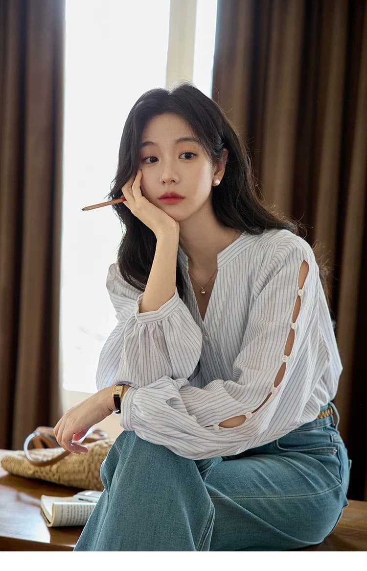 moriirose 파란색 스트라이프 V넥 벌룬 소매 홀로우 아웃 단추 여성 셔츠 가을 프랑스식 품격 루즈핏 맨위 상세 이미지 8