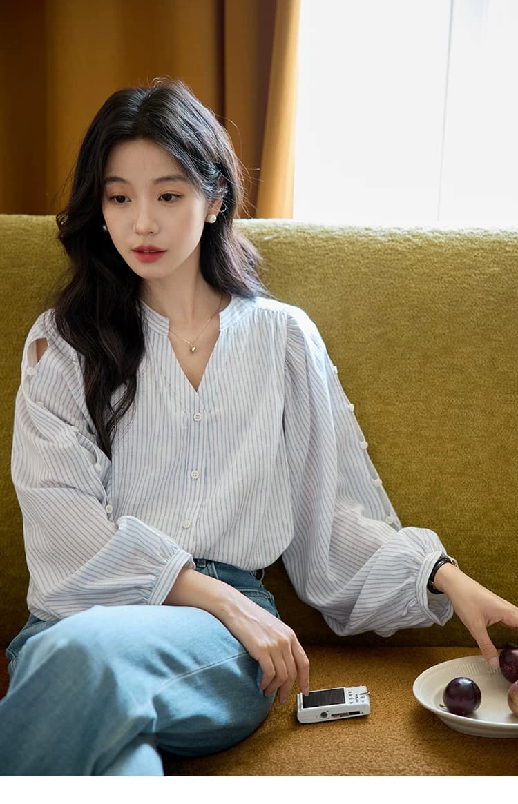 moriirose 파란색 스트라이프 V넥 벌룬 소매 홀로우 아웃 단추 여성 셔츠 가을 프랑스식 품격 루즈핏 맨위 상세 이미지 13