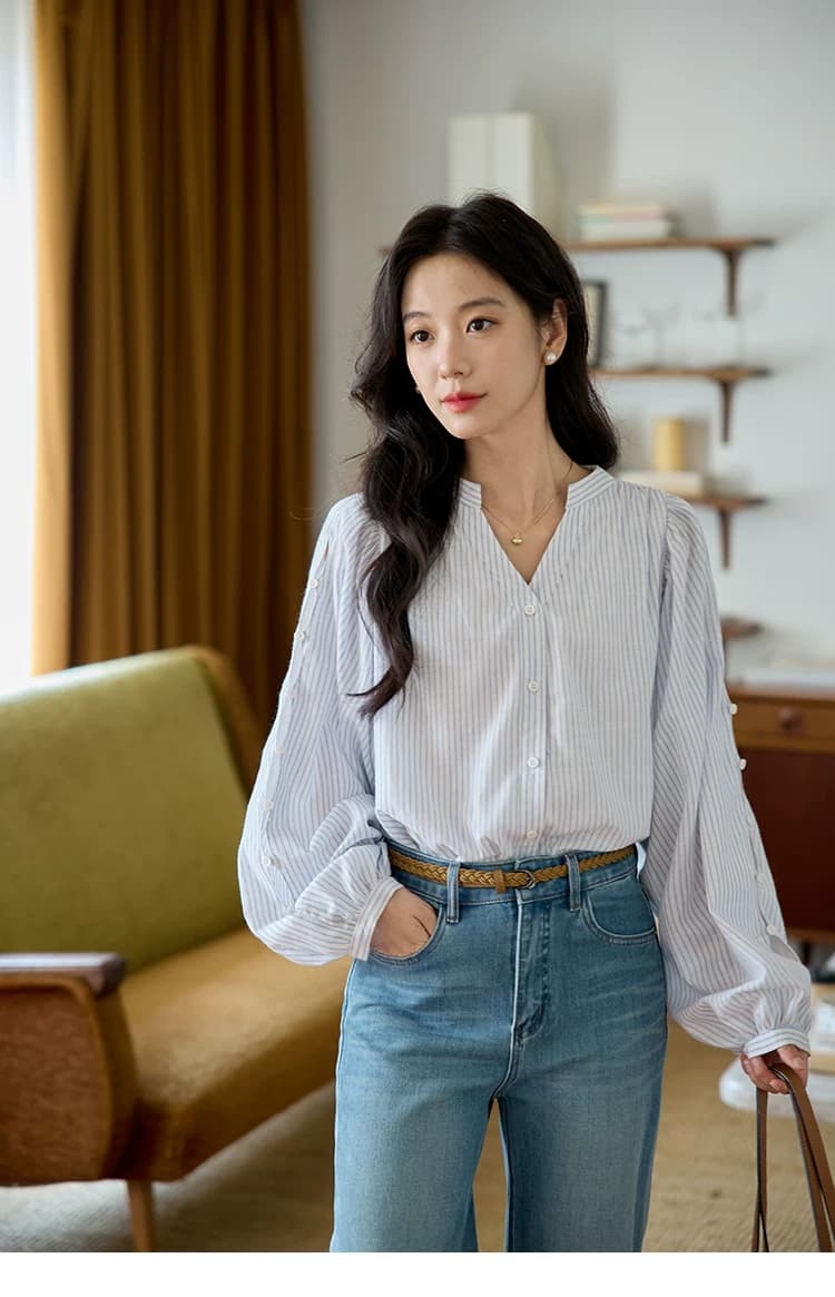 moriirose 파란색 스트라이프 V넥 벌룬 소매 홀로우 아웃 단추 여성 셔츠 가을 프랑스식 품격 루즈핏 맨위 상세 이미지 15