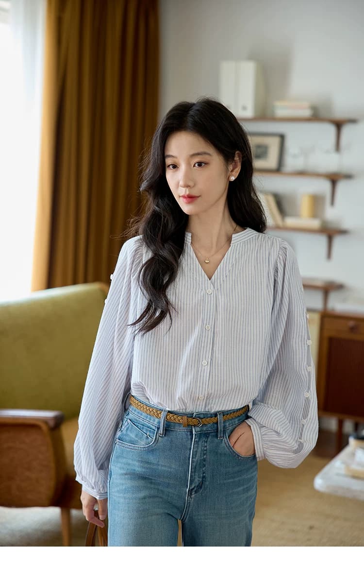 moriirose 파란색 스트라이프 V넥 벌룬 소매 홀로우 아웃 단추 여성 셔츠 가을 프랑스식 품격 루즈핏 맨위 상세 이미지 16