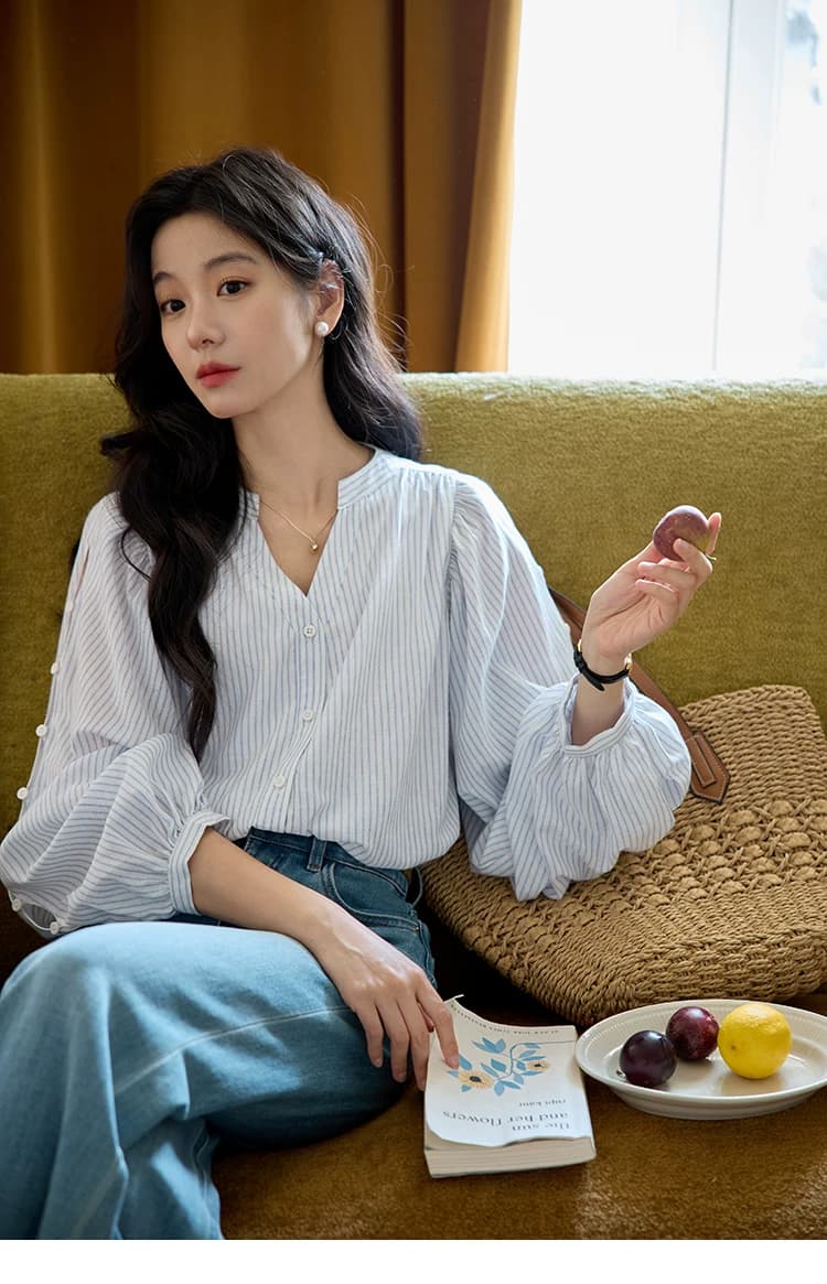 moriirose 파란색 스트라이프 V넥 벌룬 소매 홀로우 아웃 단추 여성 셔츠 가을 프랑스식 품격 루즈핏 맨위 상세 이미지 21