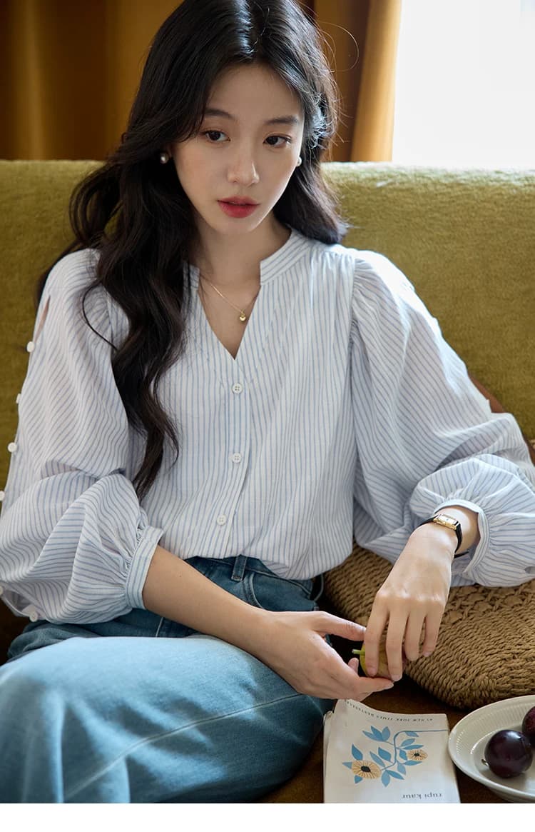 moriirose 파란색 스트라이프 V넥 벌룬 소매 홀로우 아웃 단추 여성 셔츠 가을 프랑스식 품격 루즈핏 맨위 상세 이미지 22
