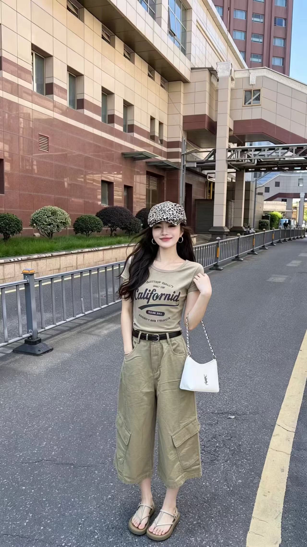 한 부서 레트로 알파벳 프린트 반팔 티셔츠 세트 여성 여름 하이웨이스트 넓은 다리 7 점 워크웨어 팬츠 캐주얼 투피스 세트 상세 이미지 3