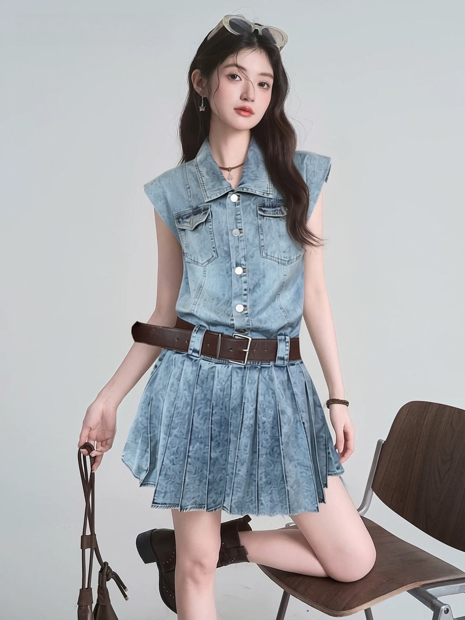민소매 데님 여성 드레스 2026 여름 새로운 폴로 칼라 싱글 줄 버튼 플리츠 스커트 인기 싱글 제품 쇼트 스타일 치마 상세 이미지 5