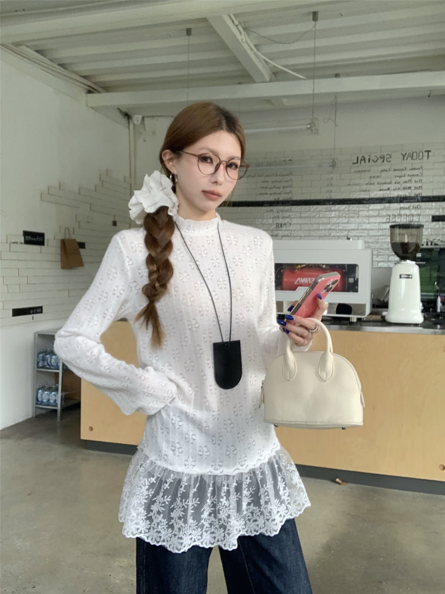 실사 정가 화이트 맨위 디자인 센스 작은 대중 레이스 레이스 긴팔 티셔츠 이른 가을 만나는 인사이드 잡아라. 의류 상세 이미지 3