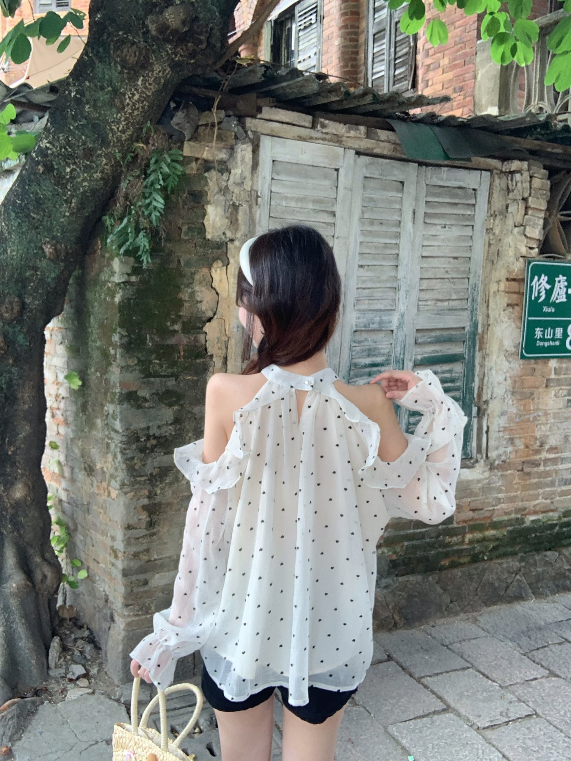 실사 프랑스식 진주 행침 목 오프숄더 쉬폰 블라우스 가을 나팔 긴팔 루즈핏 외국 가스 도트 무늬 연령 감소 맨위 상세 이미지 9